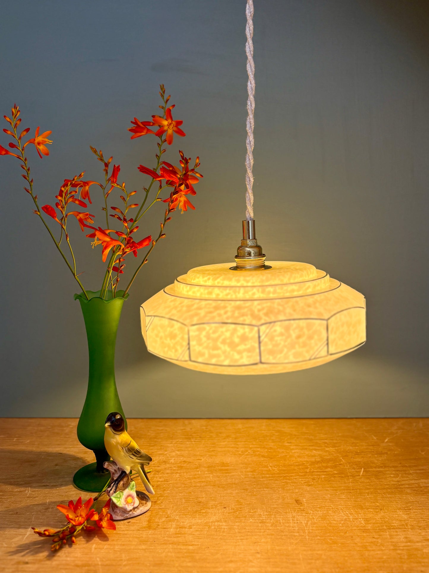 Suspension abat-jour vintage art déco en verre de Clichy jaune