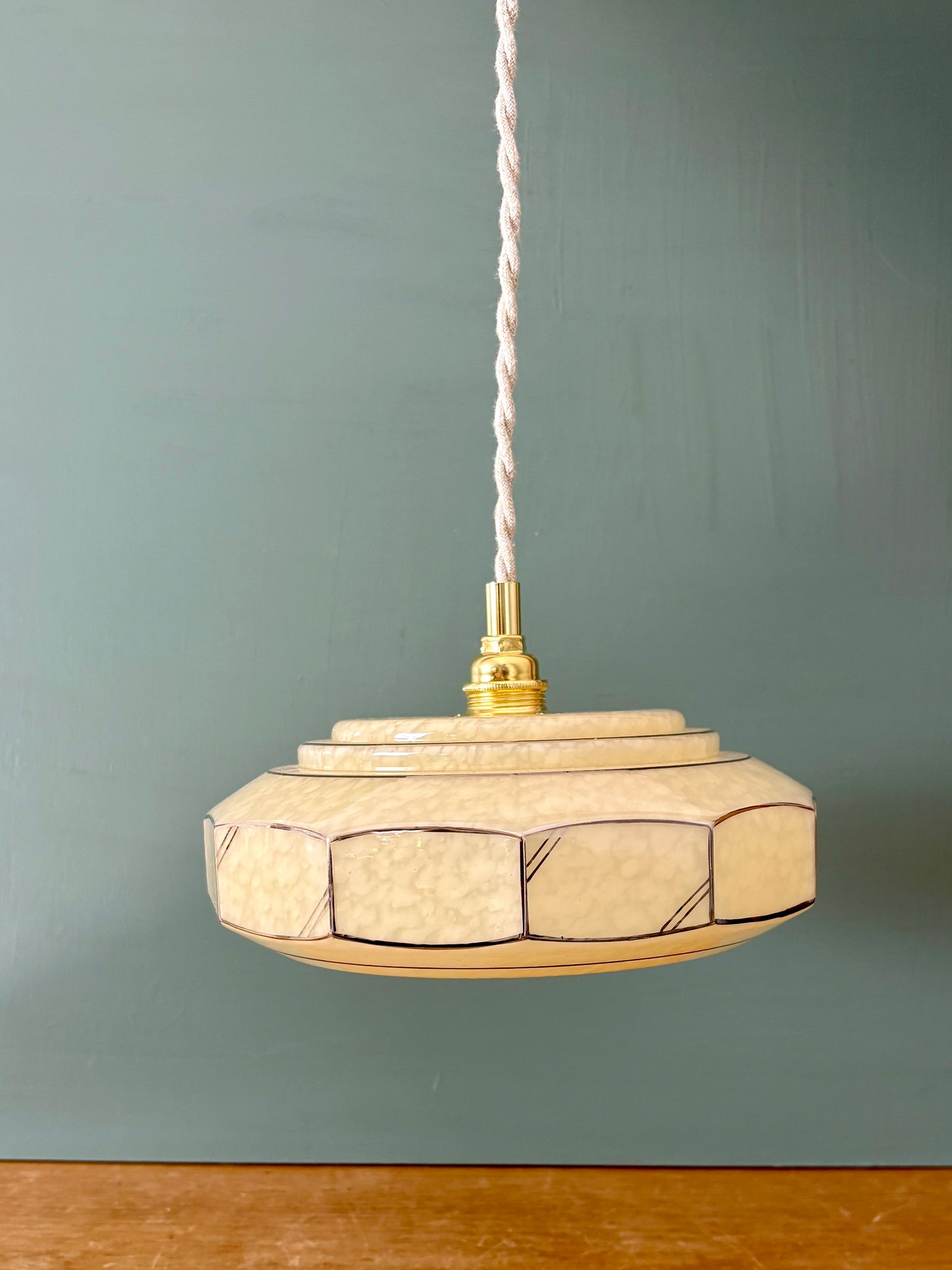 Suspension abat-jour vintage art déco en verre de Clichy jaune