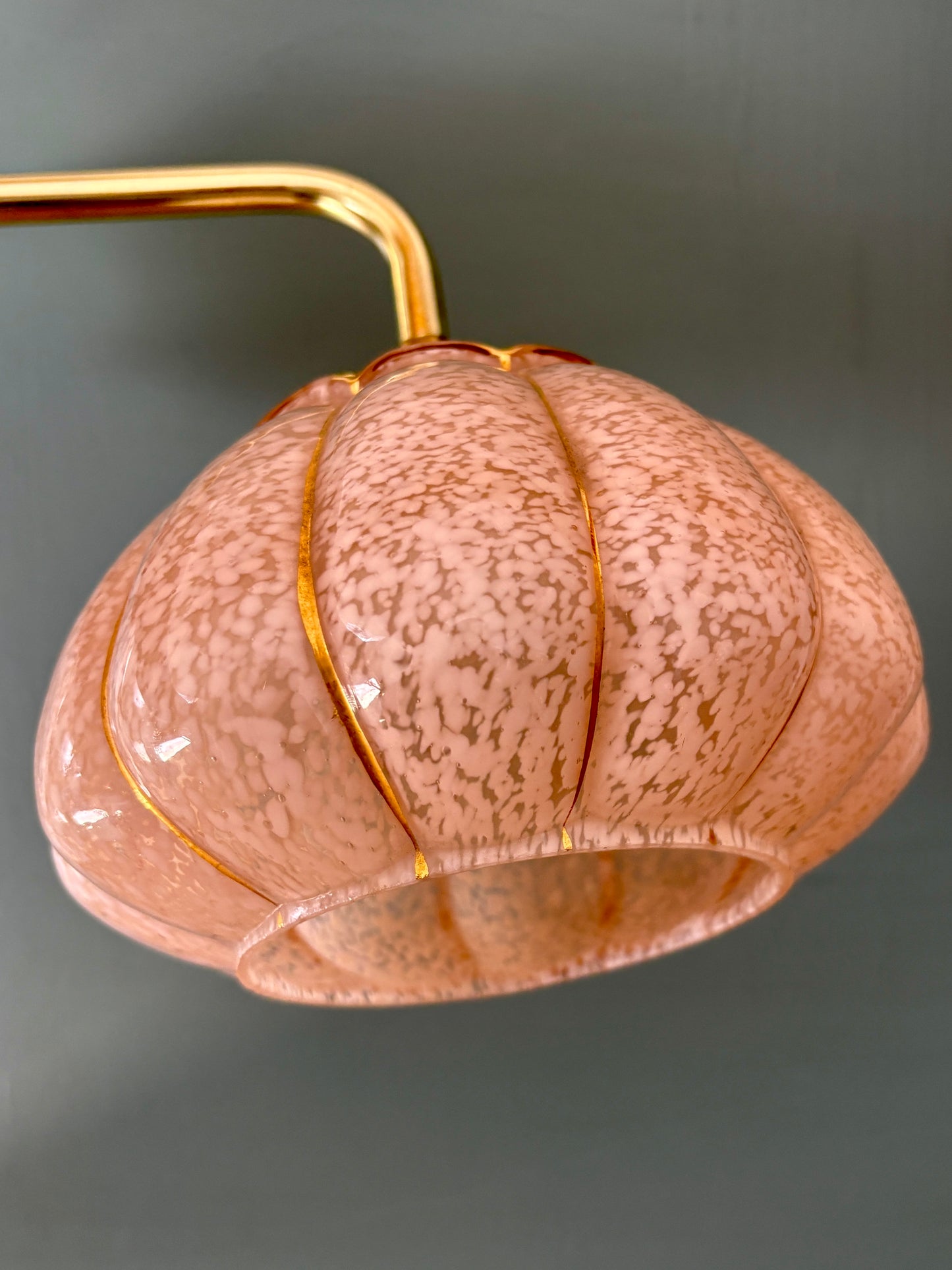 Applique coudée globe vintage en verre de clichy rose et doré