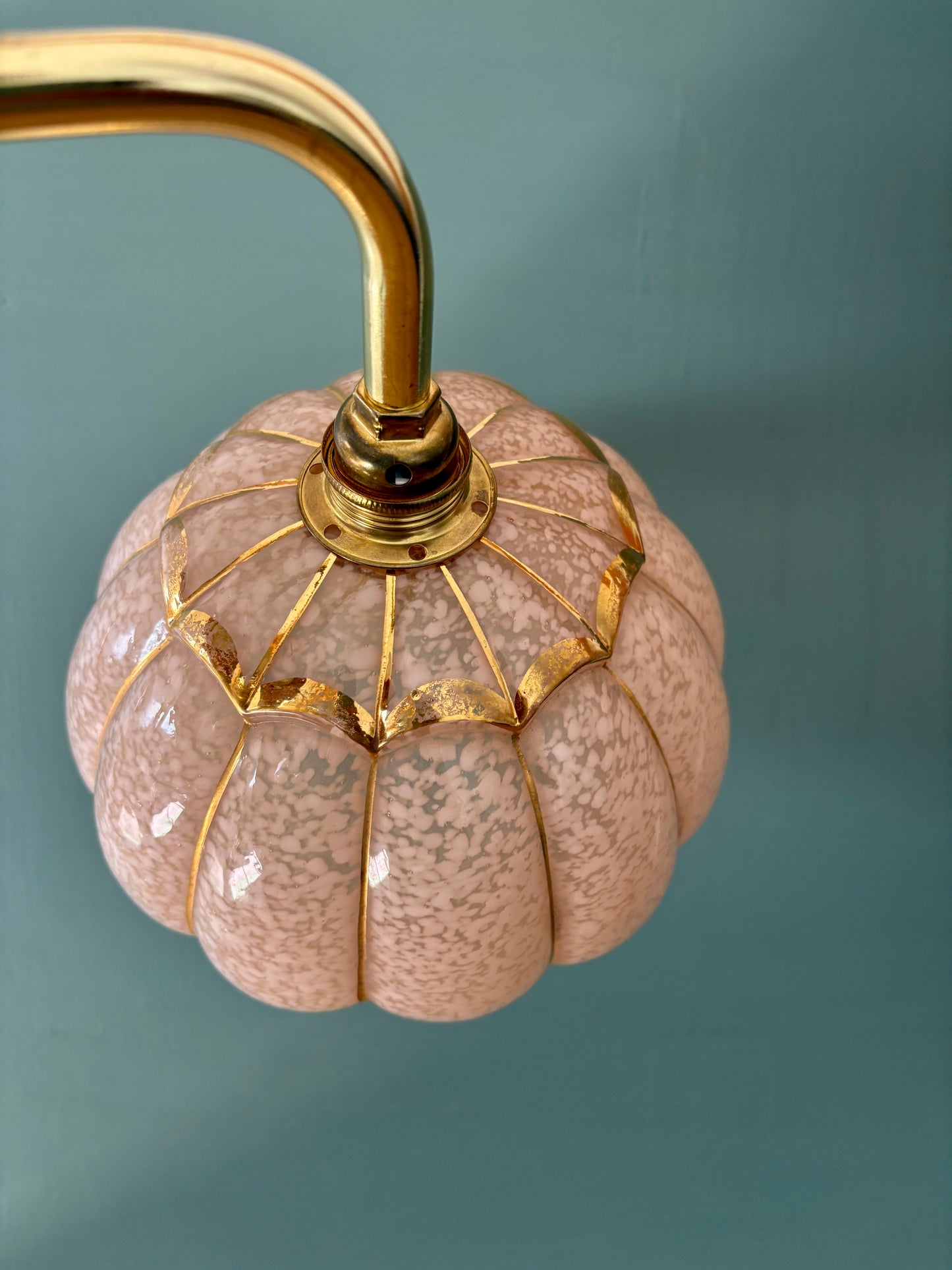 Applique coudée globe vintage en verre de clichy rose et doré