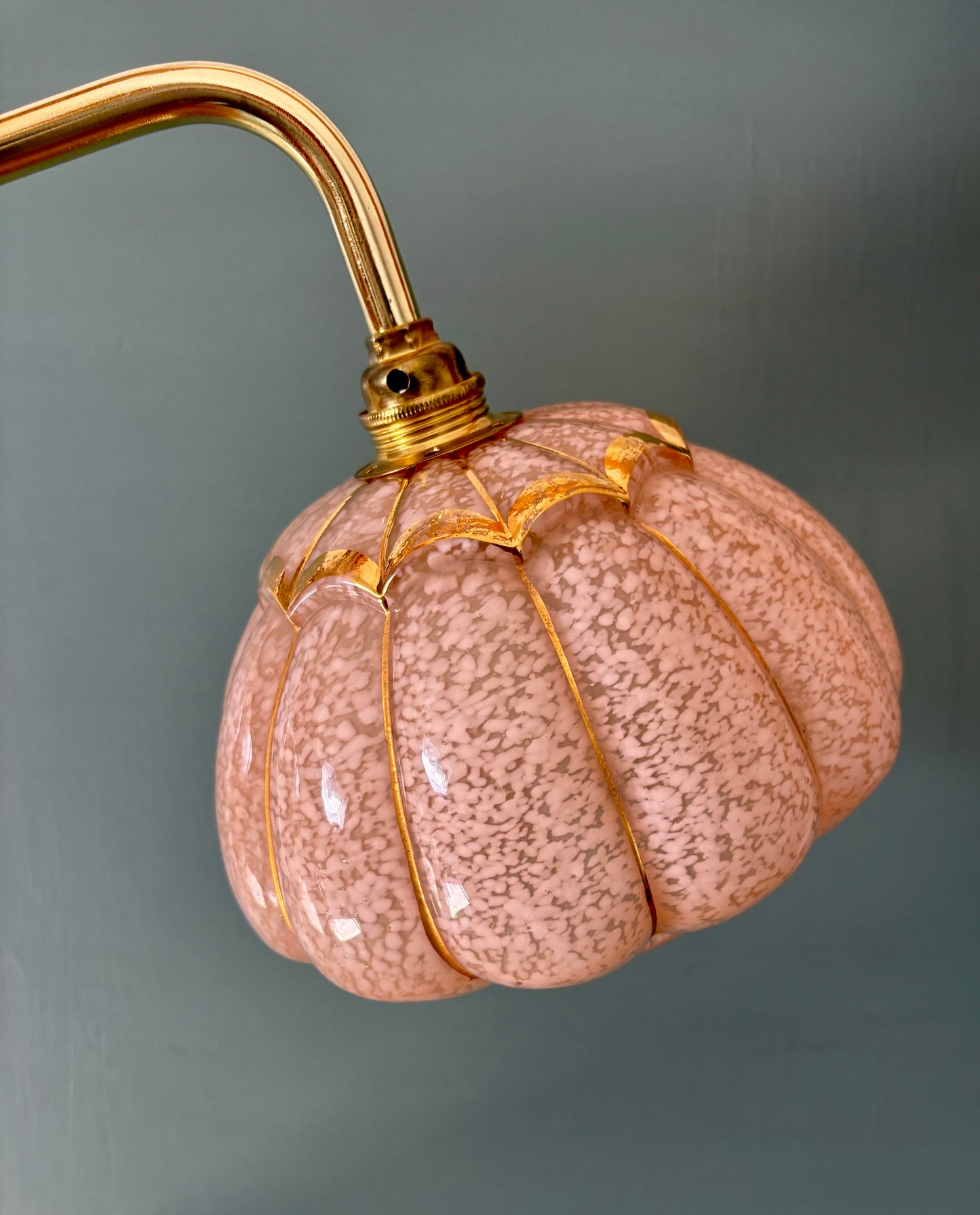 Applique coudée globe vintage en verre de clichy rose et doré