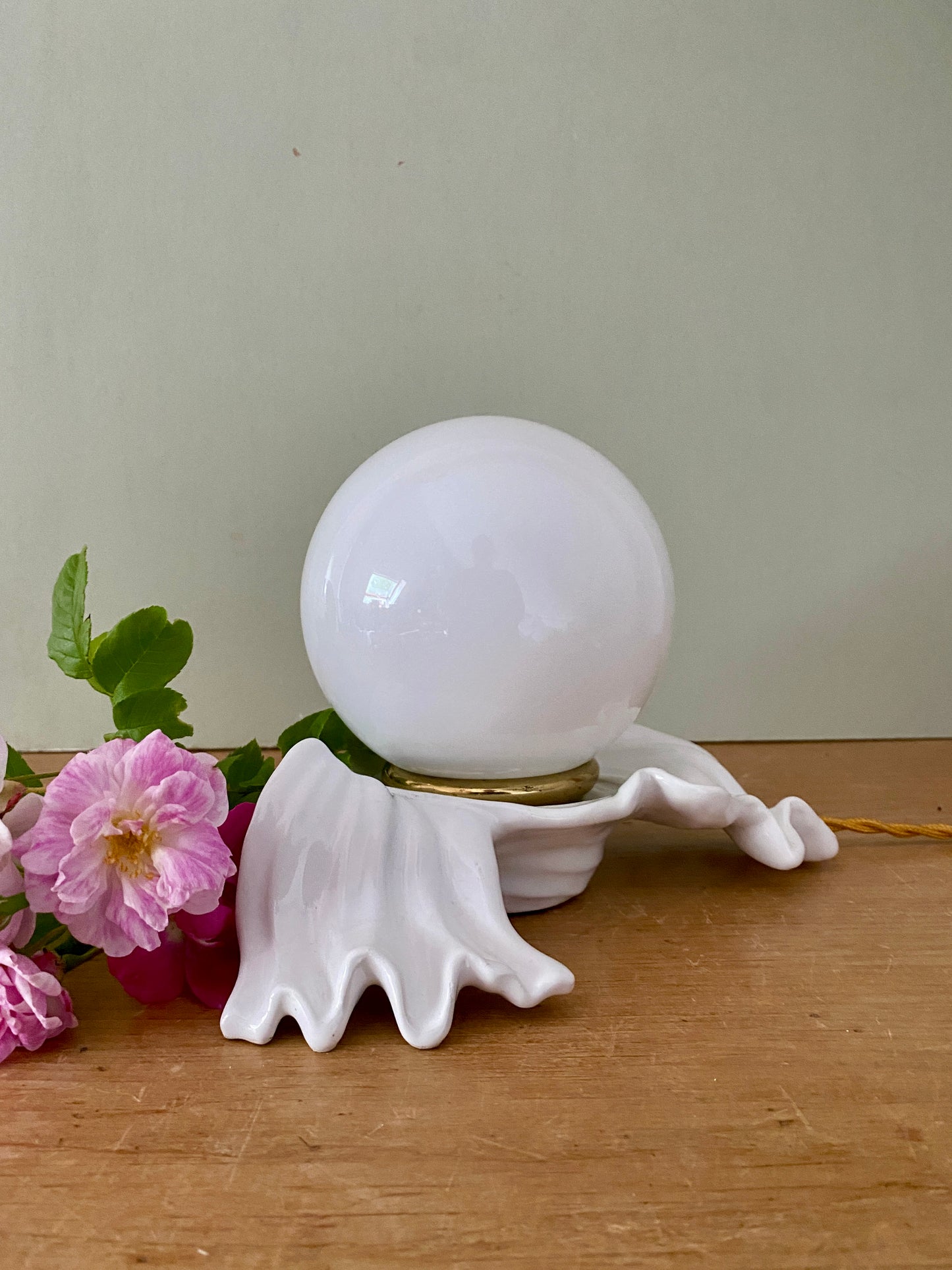 Lampe ancienne en céramique blanche et opaline