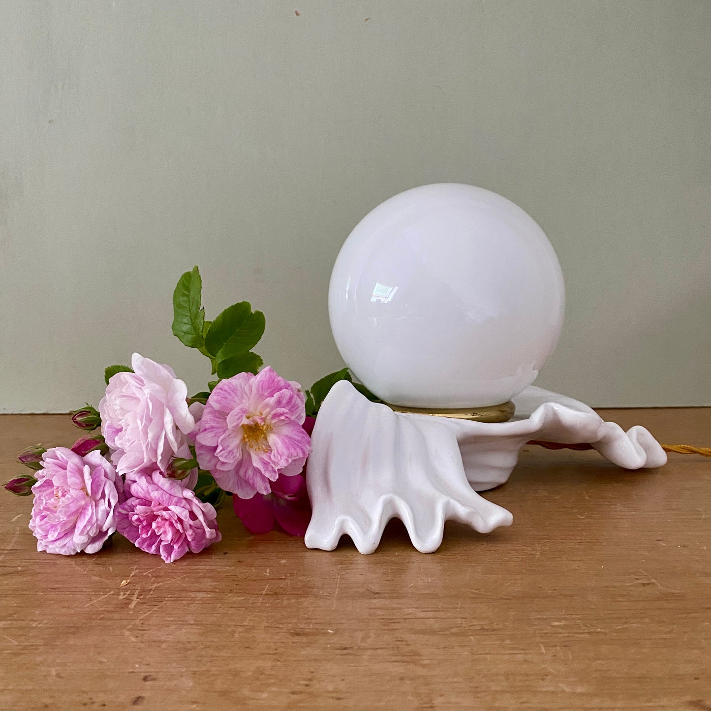 Lampe ancienne en céramique blanche et opaline