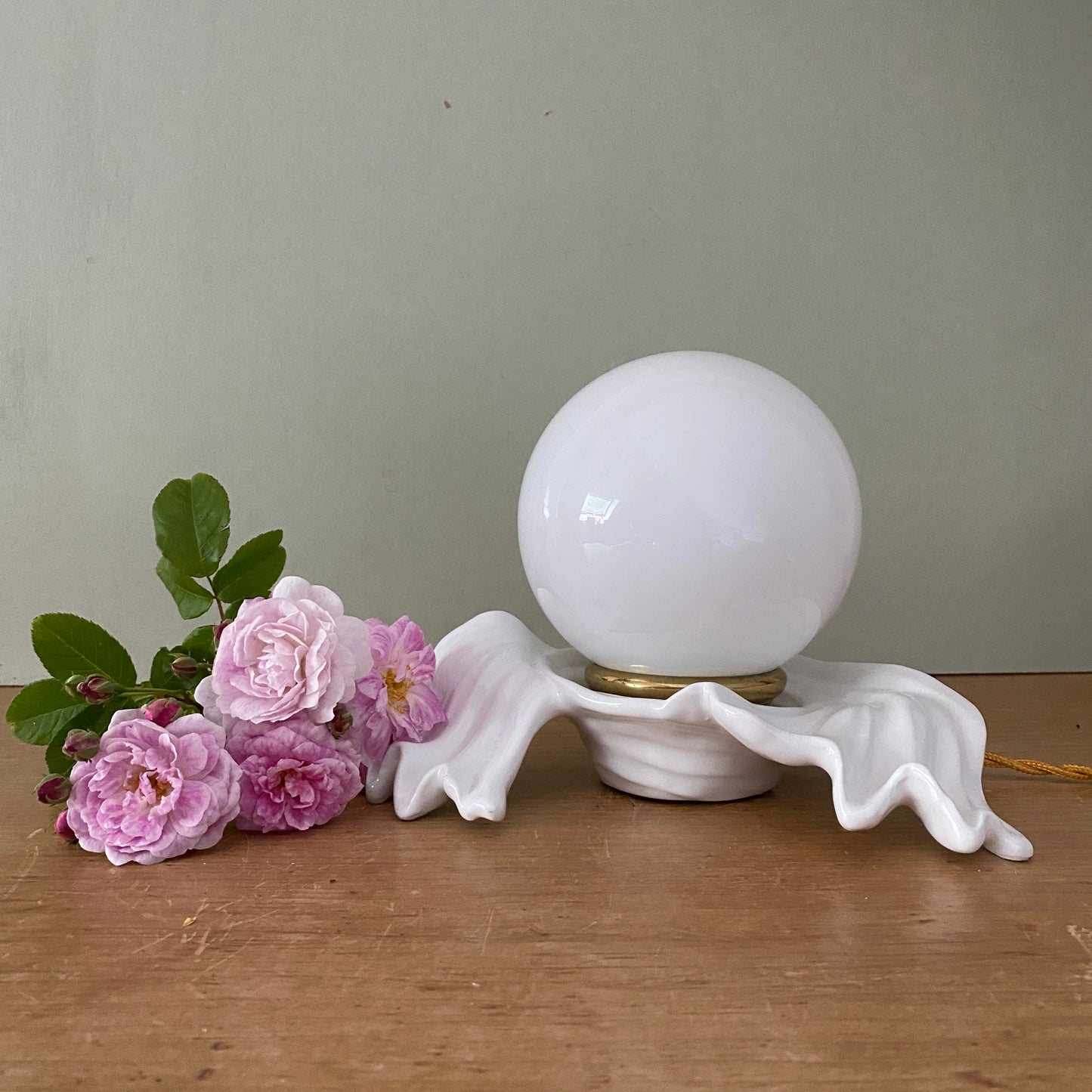 Lampe ancienne en céramique blanche et opaline