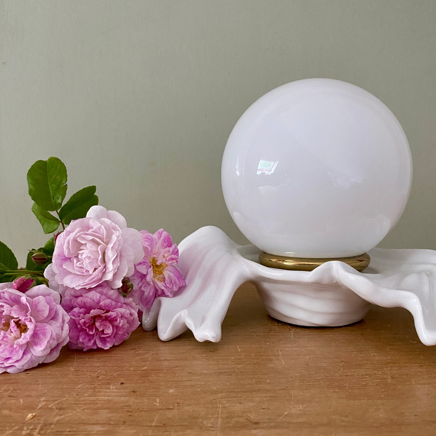 Lampe ancienne en céramique blanche et opaline