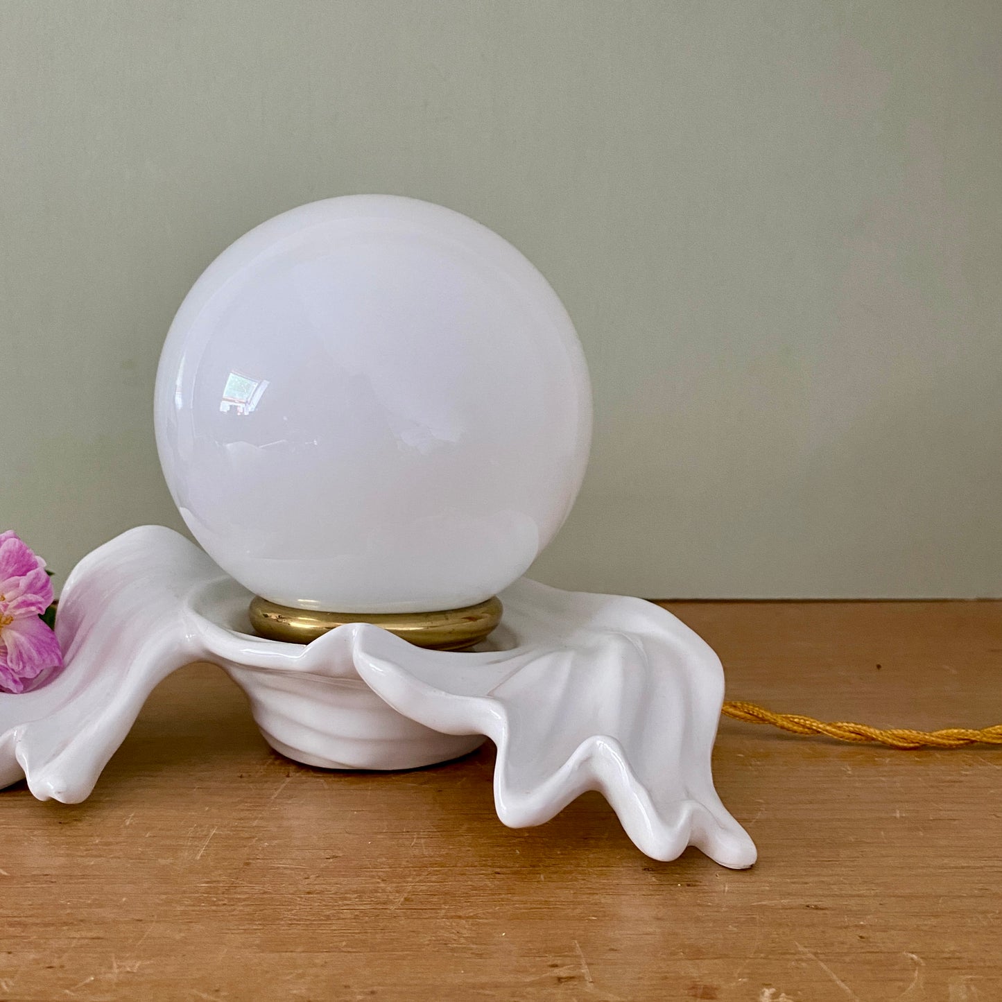 Lampe ancienne en céramique blanche et opaline