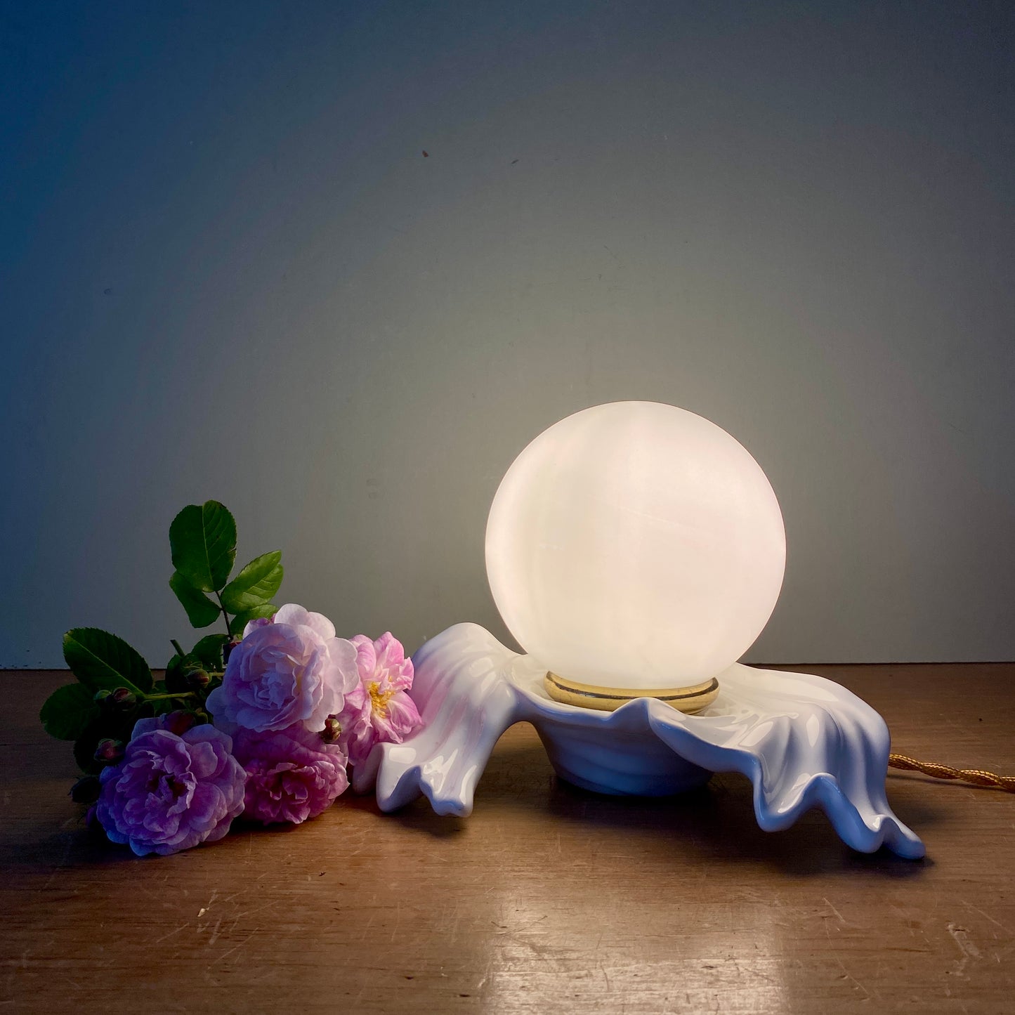 Lampe ancienne en céramique blanche et opaline