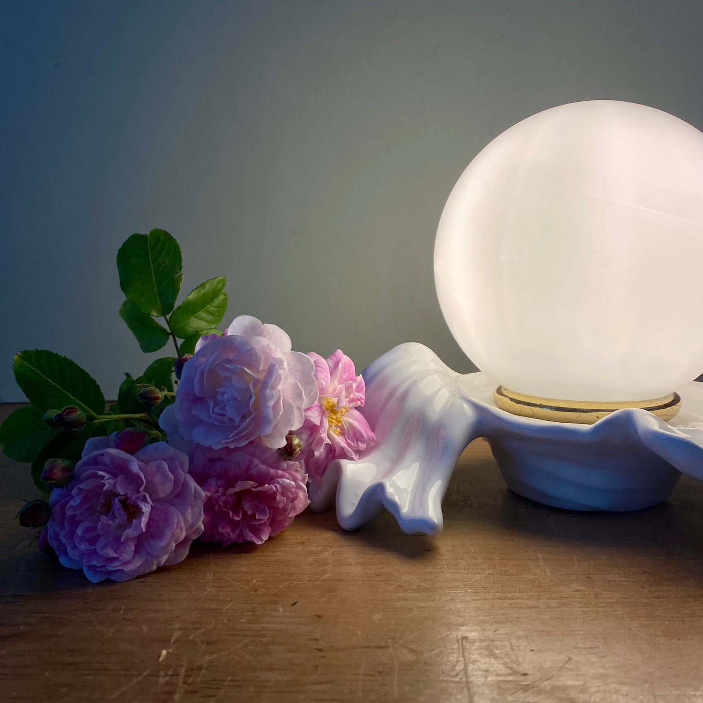 Lampe ancienne en céramique blanche et opaline