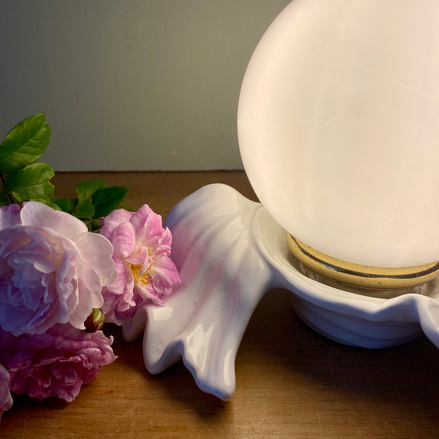 Lampe ancienne en céramique blanche et opaline