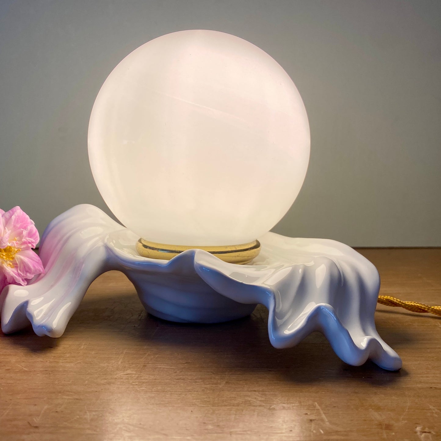 Lampe ancienne en céramique blanche et opaline