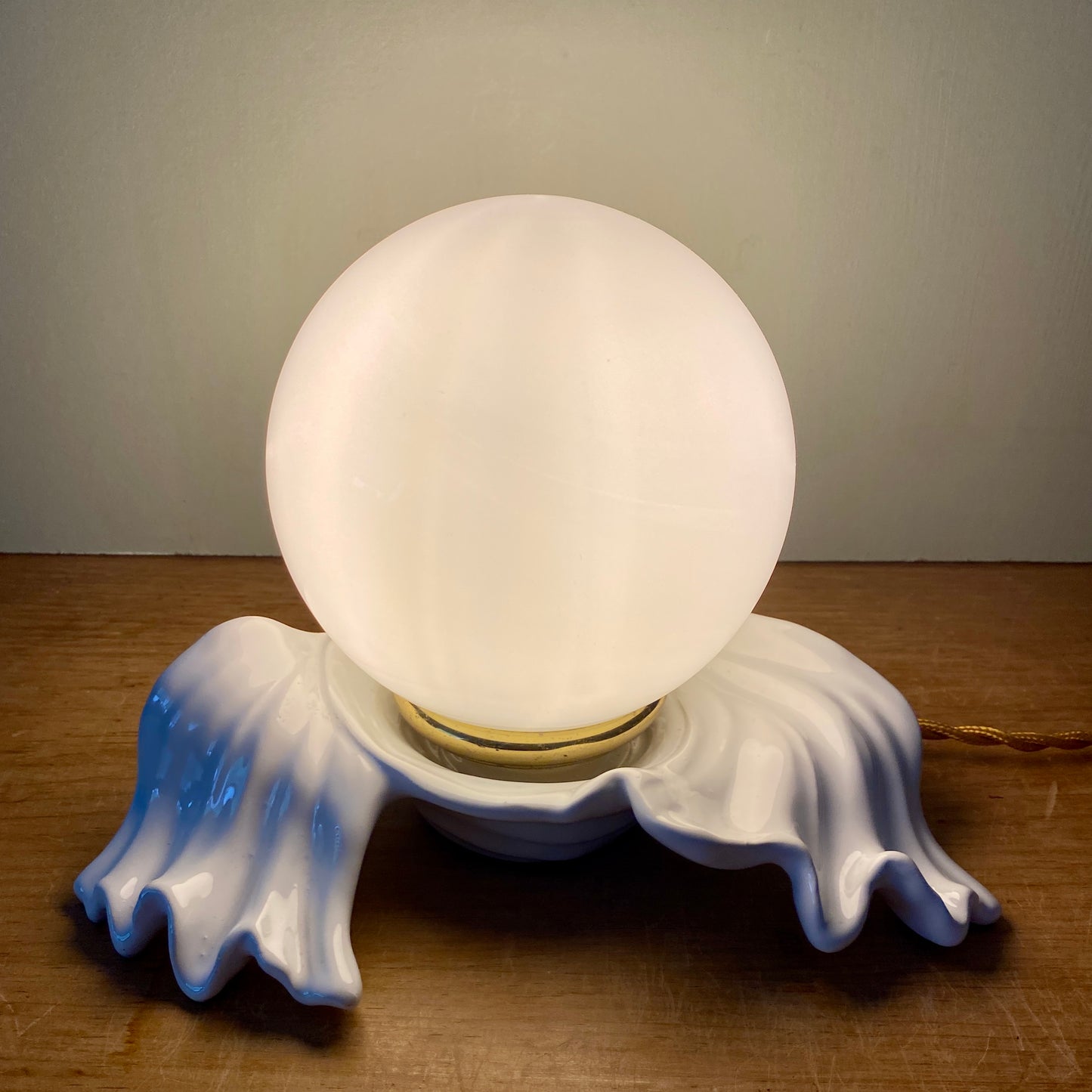 Lampe ancienne en céramique blanche et opaline