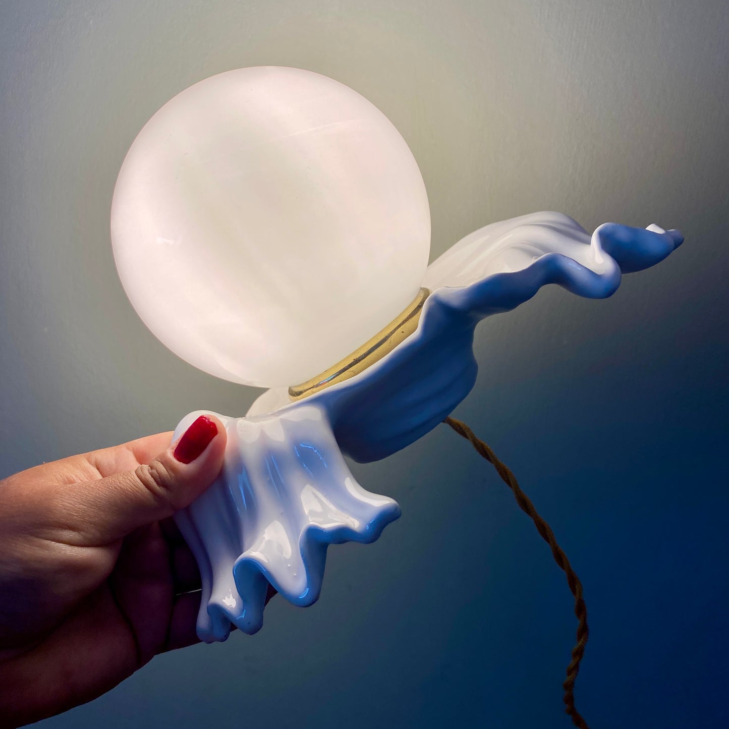 Lampe ancienne en céramique blanche et opaline