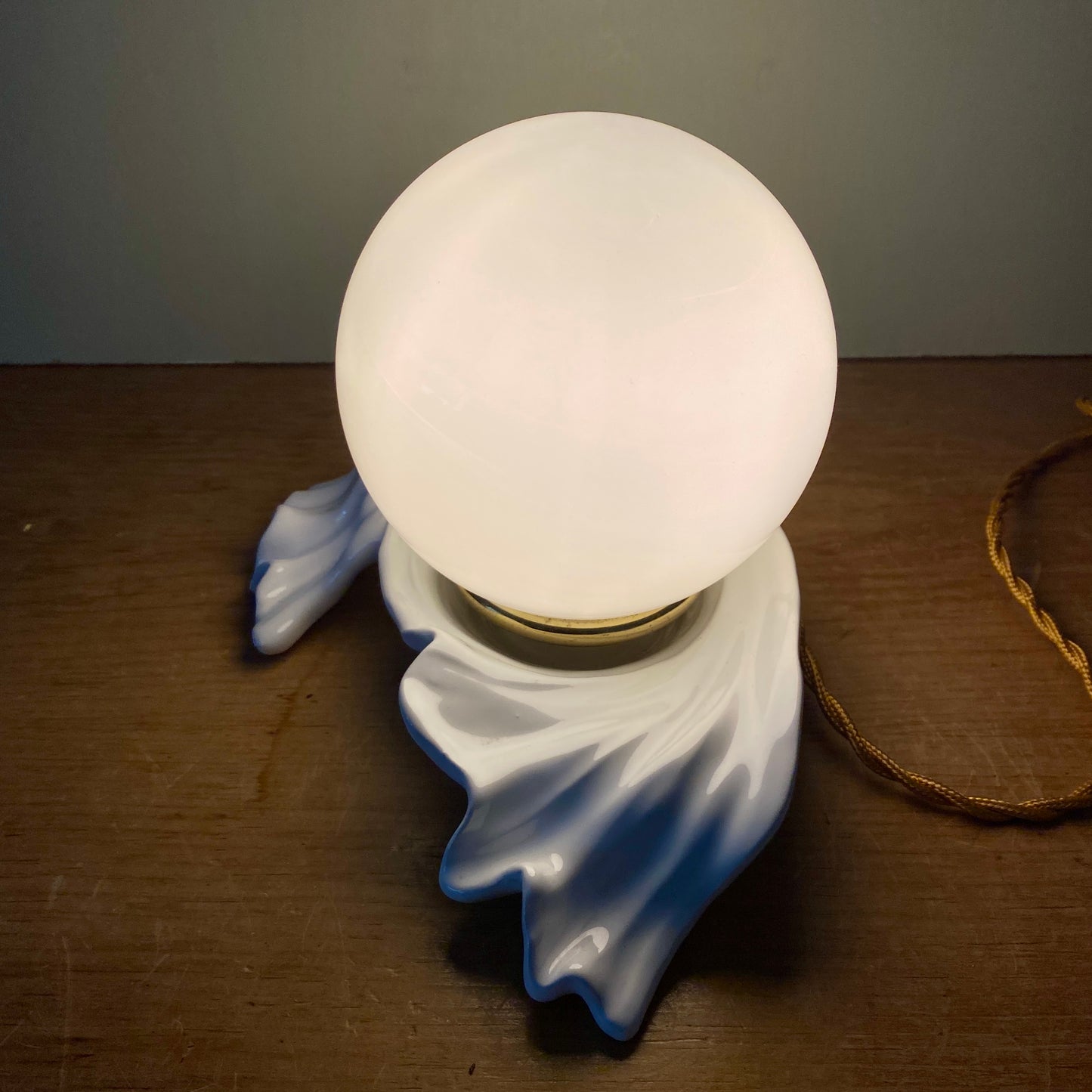 Lampe ancienne en céramique blanche et opaline