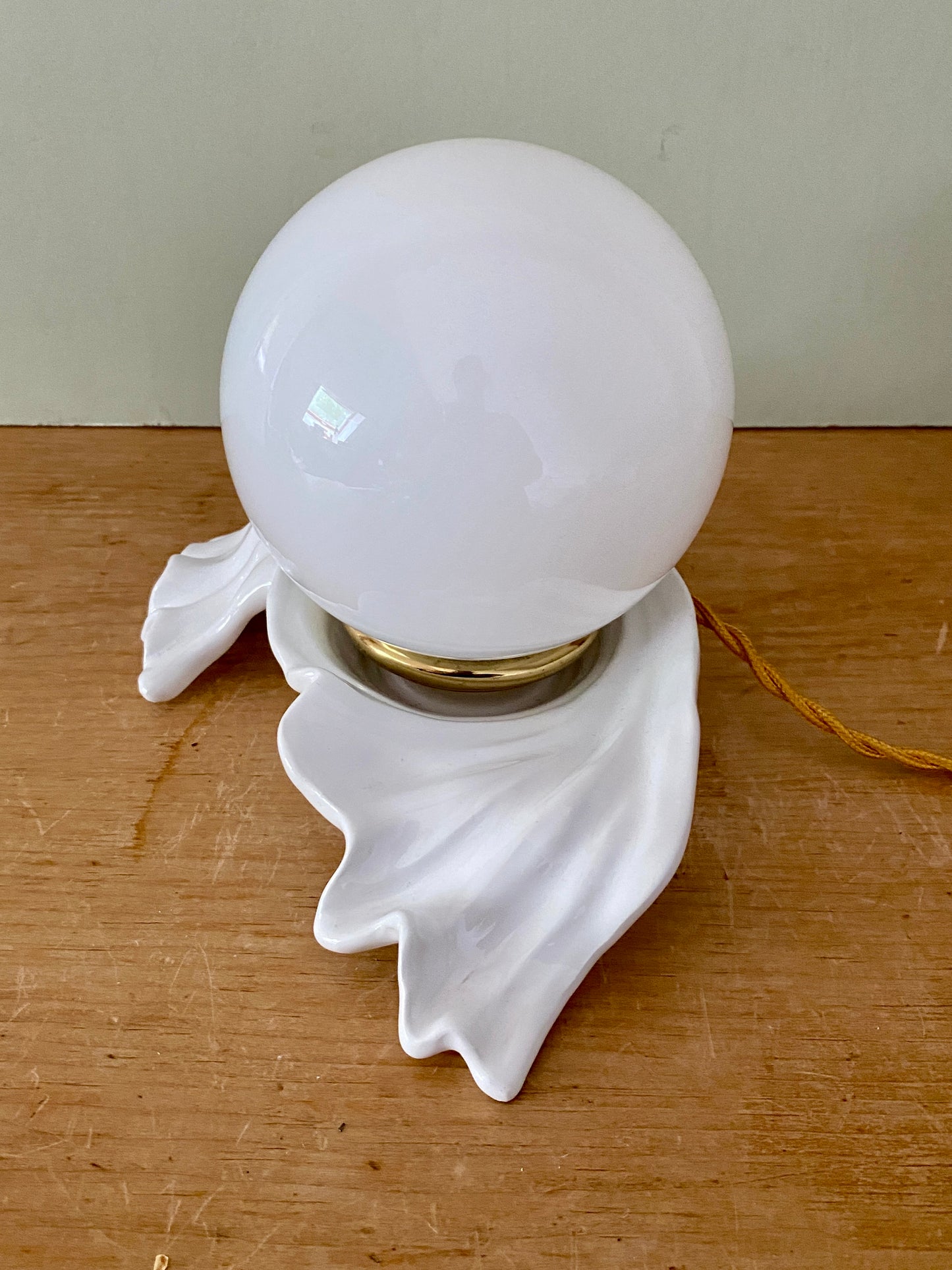 Lampe ancienne en céramique blanche et opaline