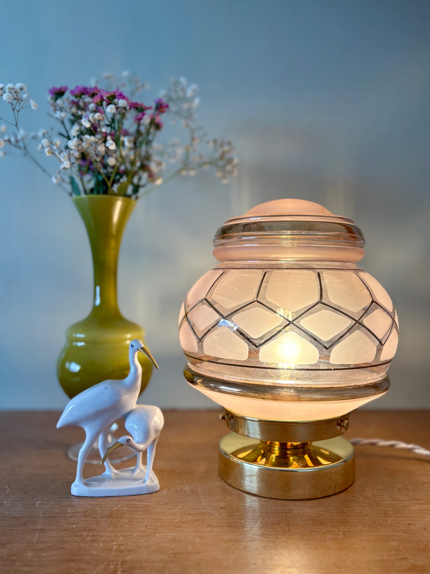 Lampe à poser globe vintage art déco en verre rose et doré