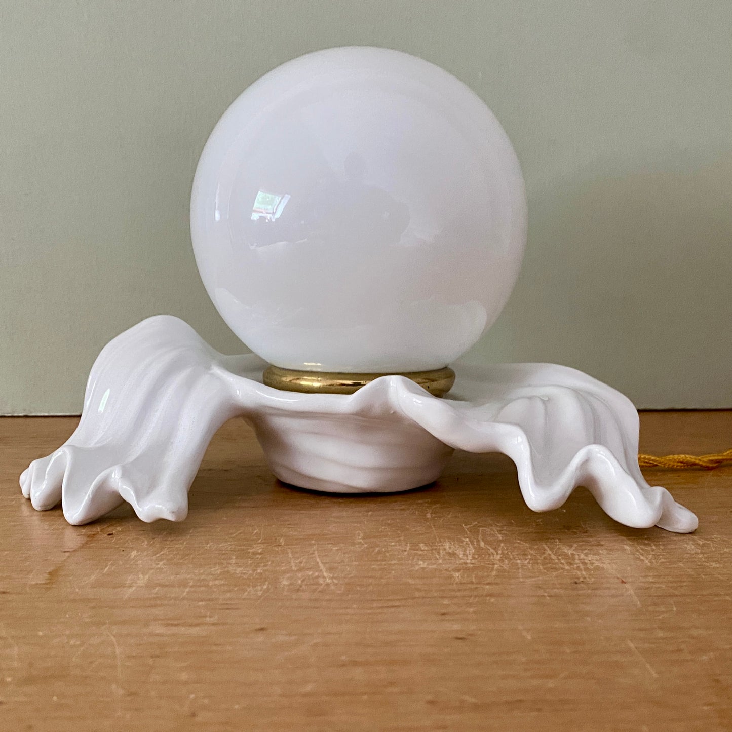 Lampe ancienne en céramique blanche et opaline