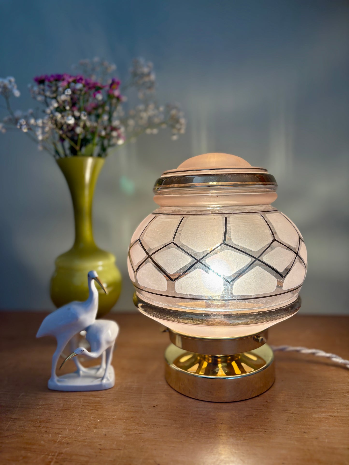 Lampe à poser globe vintage art déco en verre rose et doré