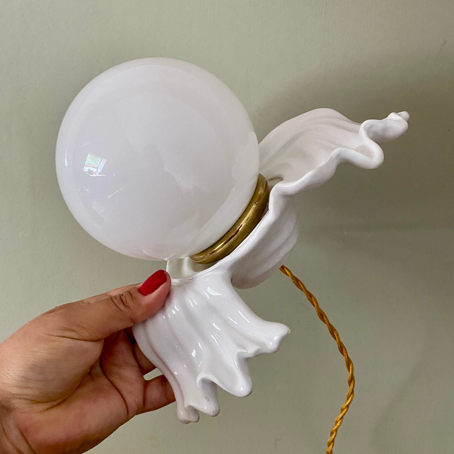 Lampe ancienne en céramique blanche et opaline