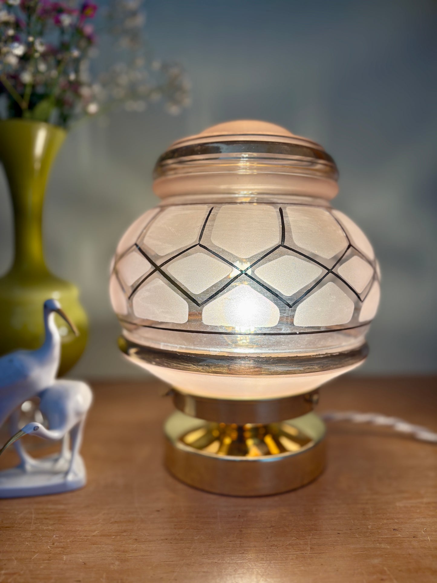 Lampe à poser globe vintage art déco en verre rose et doré