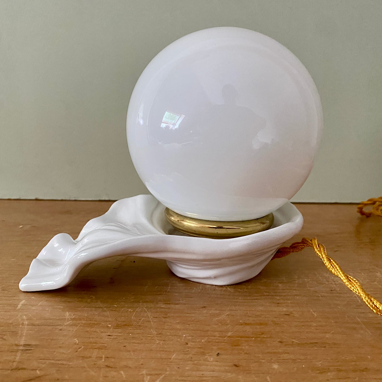 Lampe ancienne en céramique blanche et opaline
