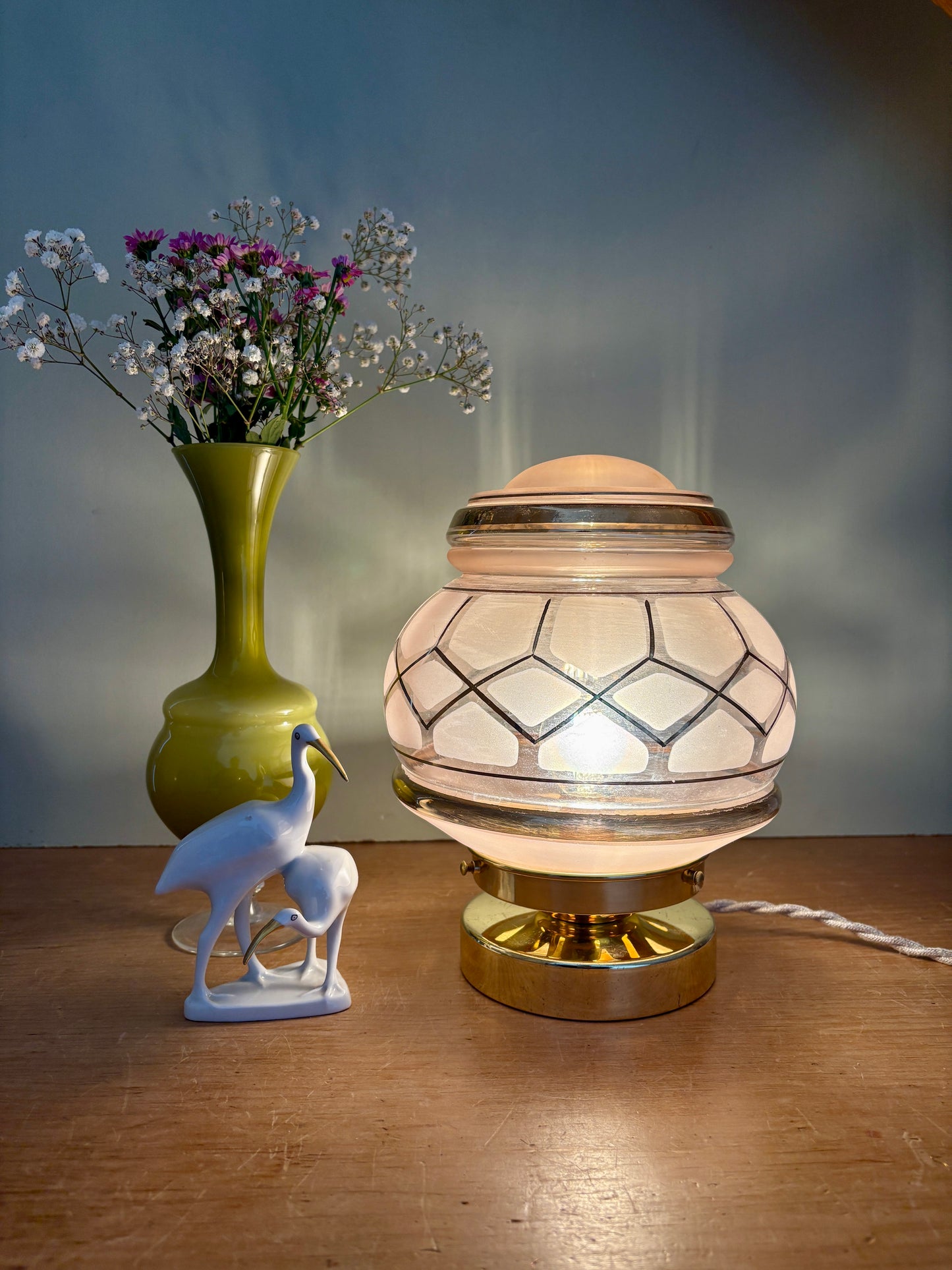 Lampe à poser globe vintage art déco en verre rose et doré