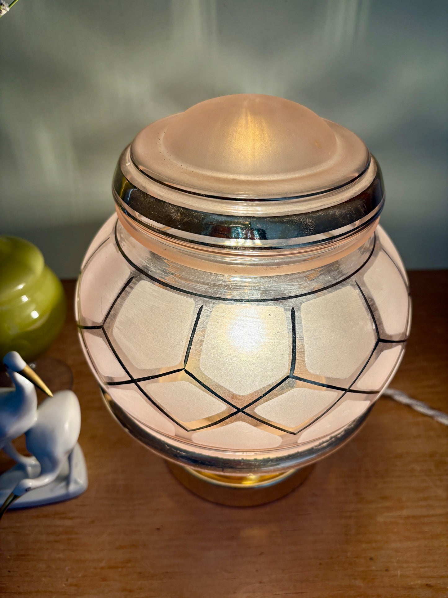 Lampe à poser globe vintage art déco en verre rose et doré