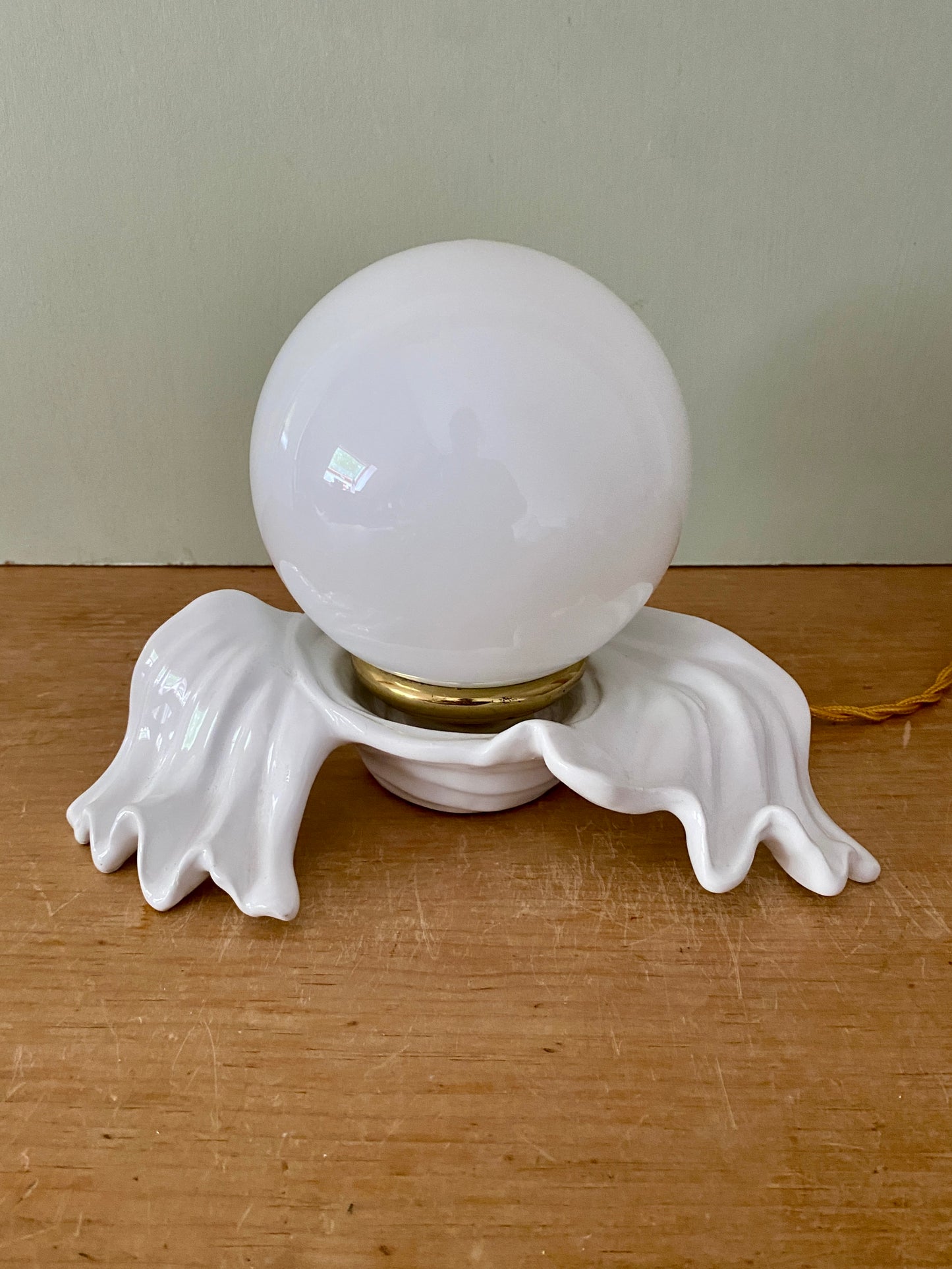 Lampe ancienne en céramique blanche et opaline