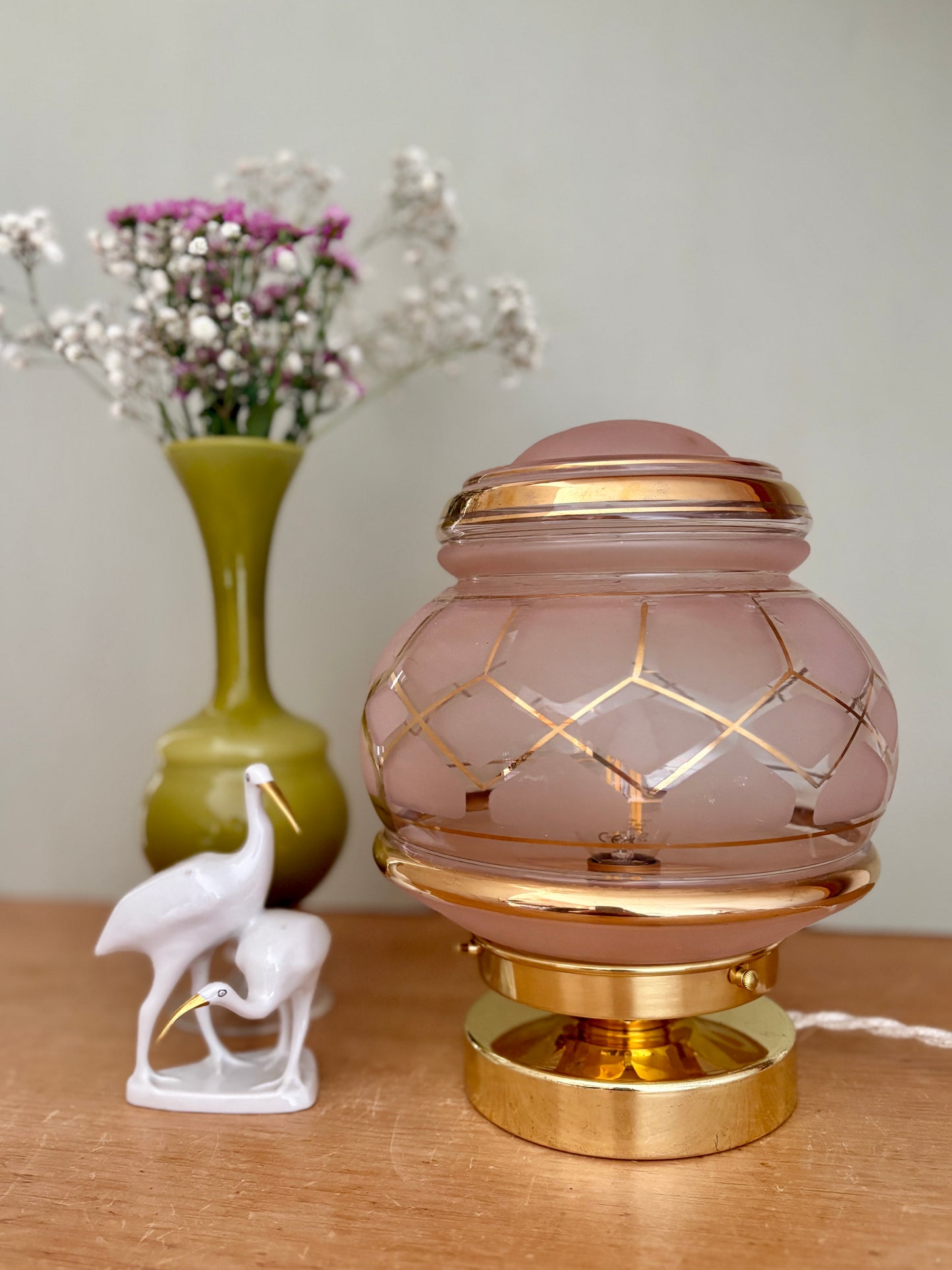 Lampe à poser globe vintage art déco en verre rose et doré