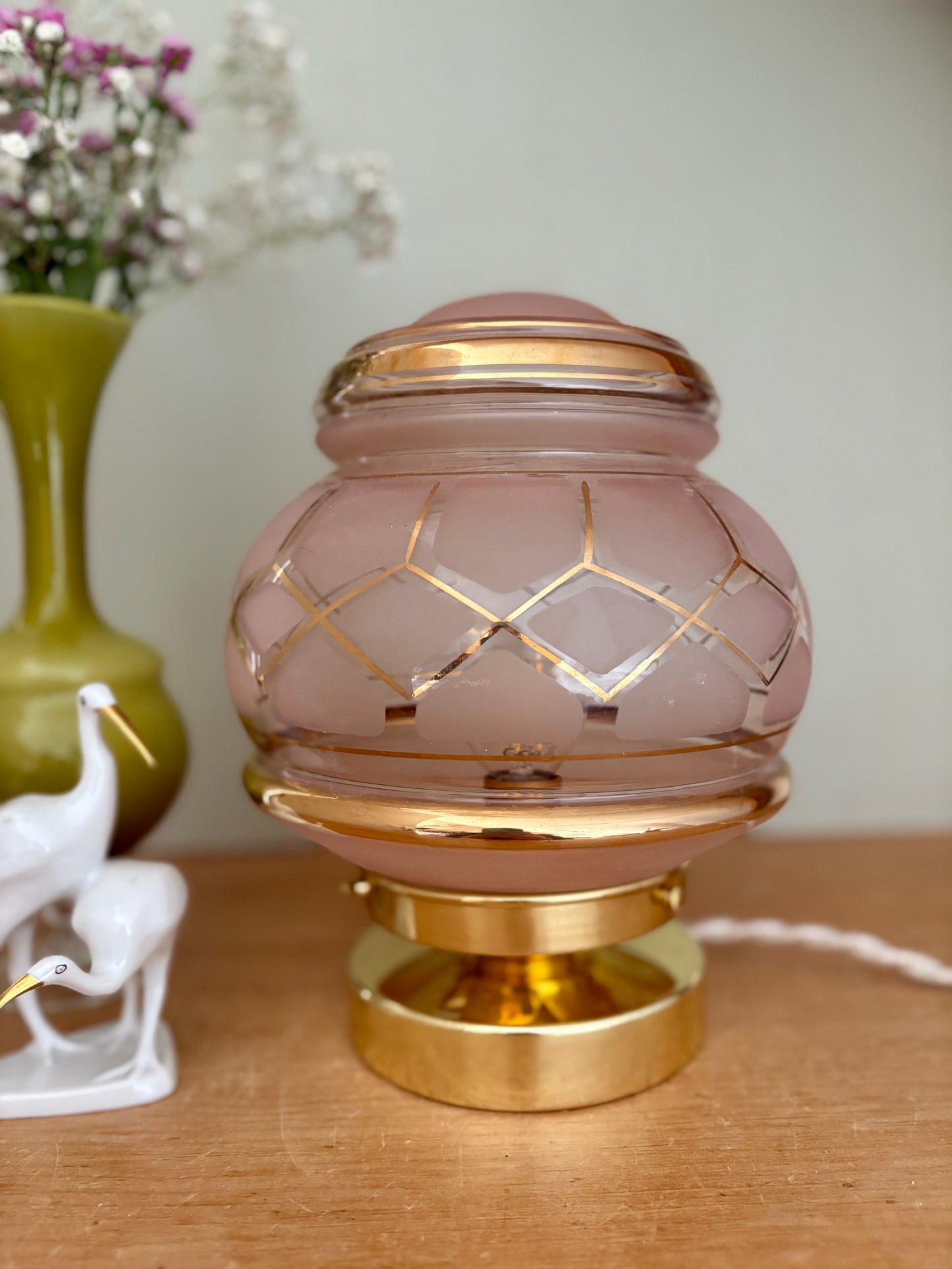 Lampe à poser globe vintage art déco en verre rose et doré