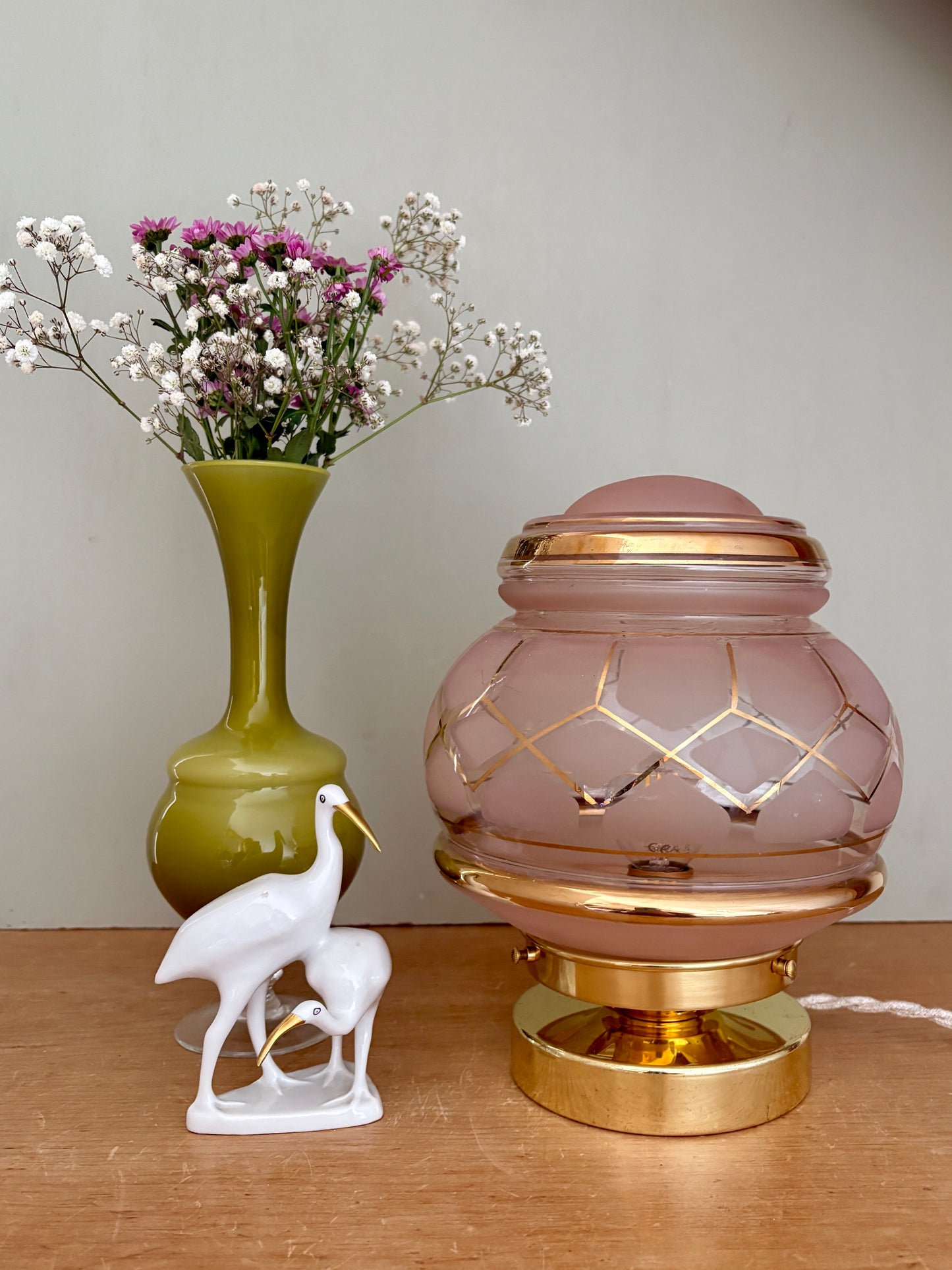 Lampe à poser globe vintage art déco en verre rose et doré