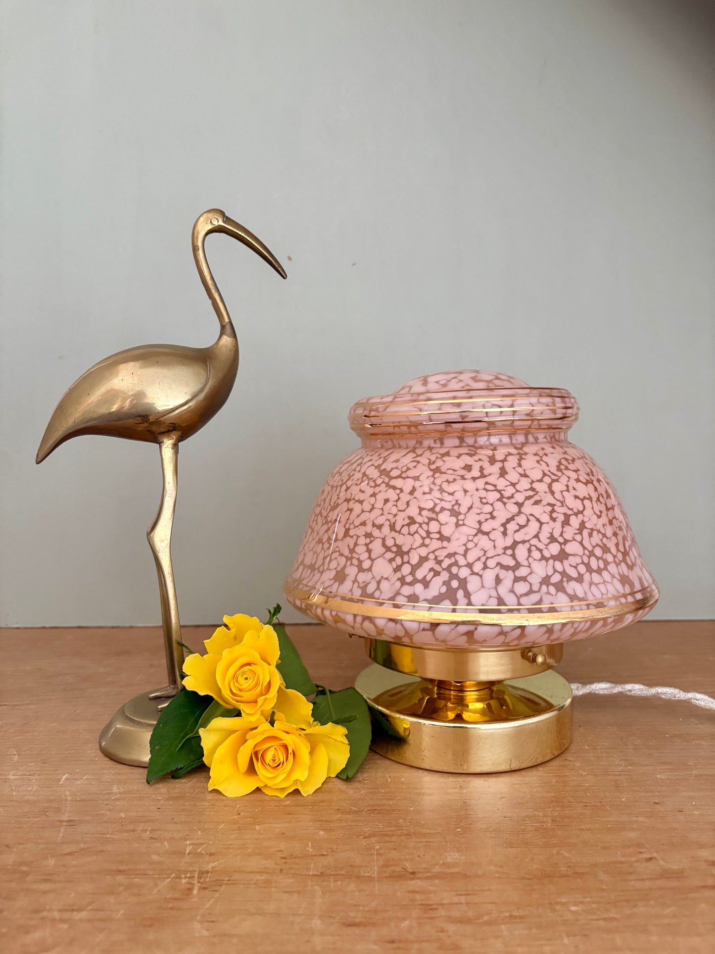 Lampe à poser globe ancien art déco en verre de Clichy rose et or