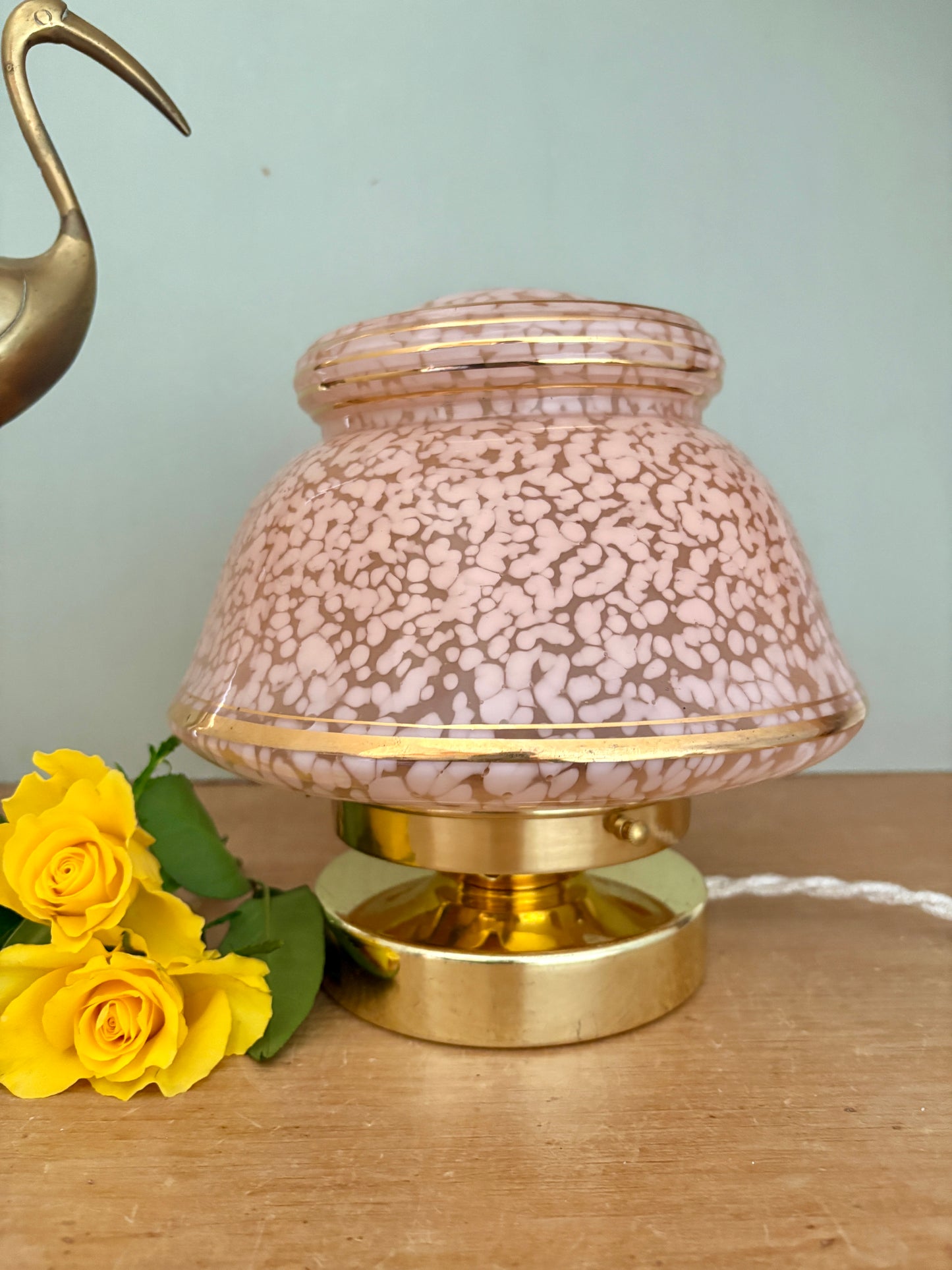 Lampe à poser globe ancien art déco en verre de Clichy rose et or