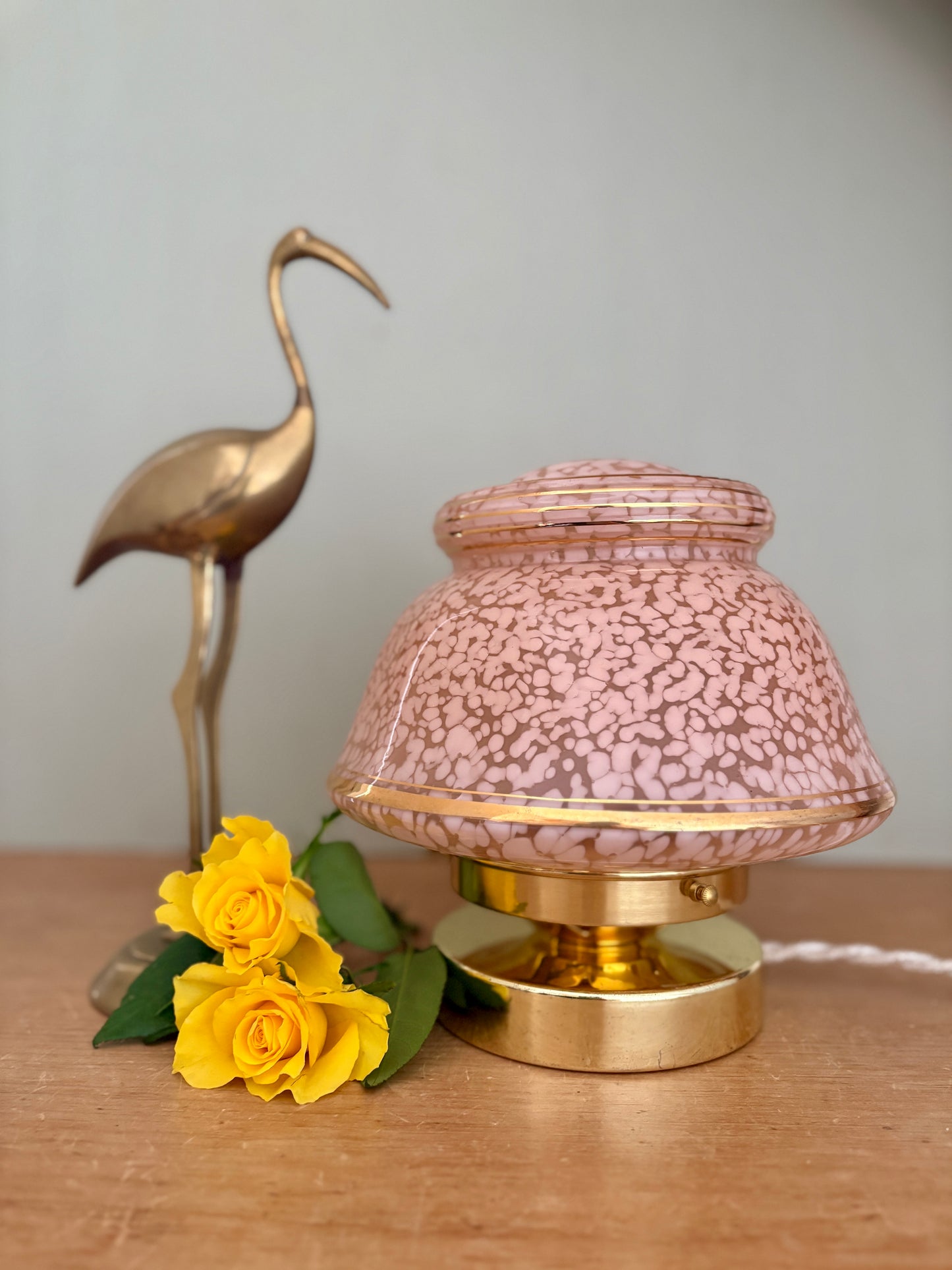 Lampe à poser globe ancien art déco en verre de Clichy rose et or