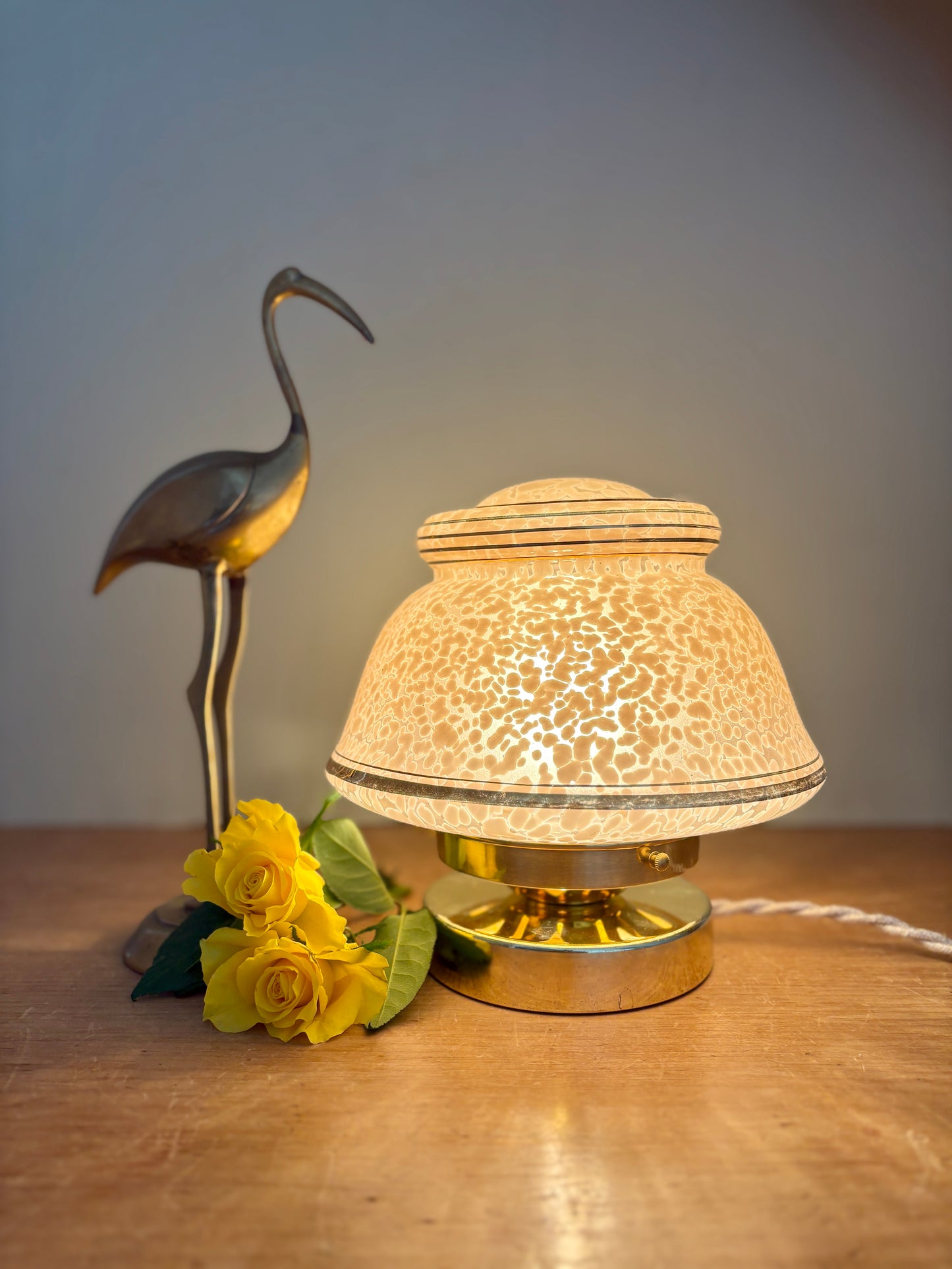 Lampe à poser globe ancien art déco en verre de Clichy rose et or