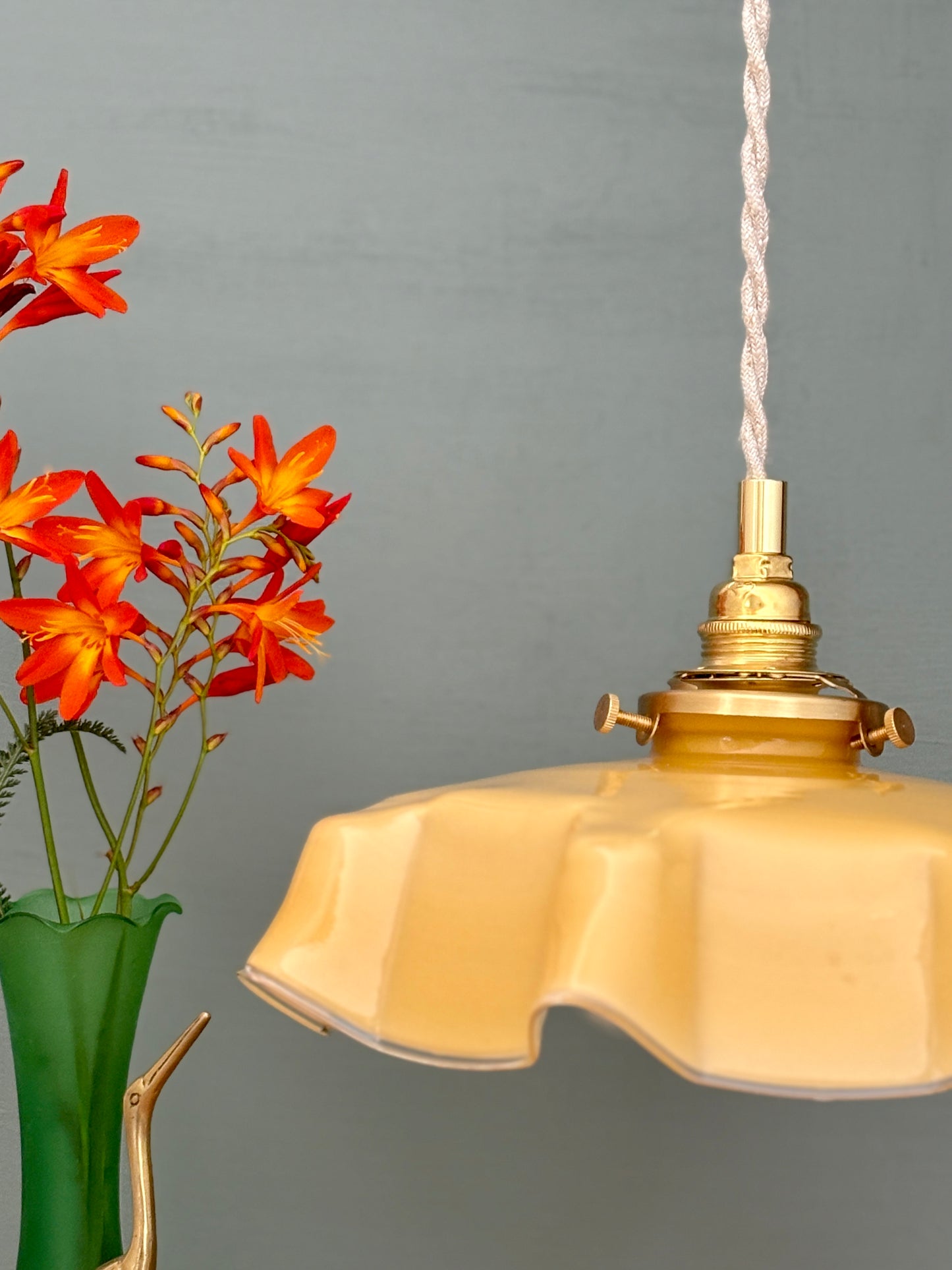 Suspension abat-jour vintage en opaline jaune