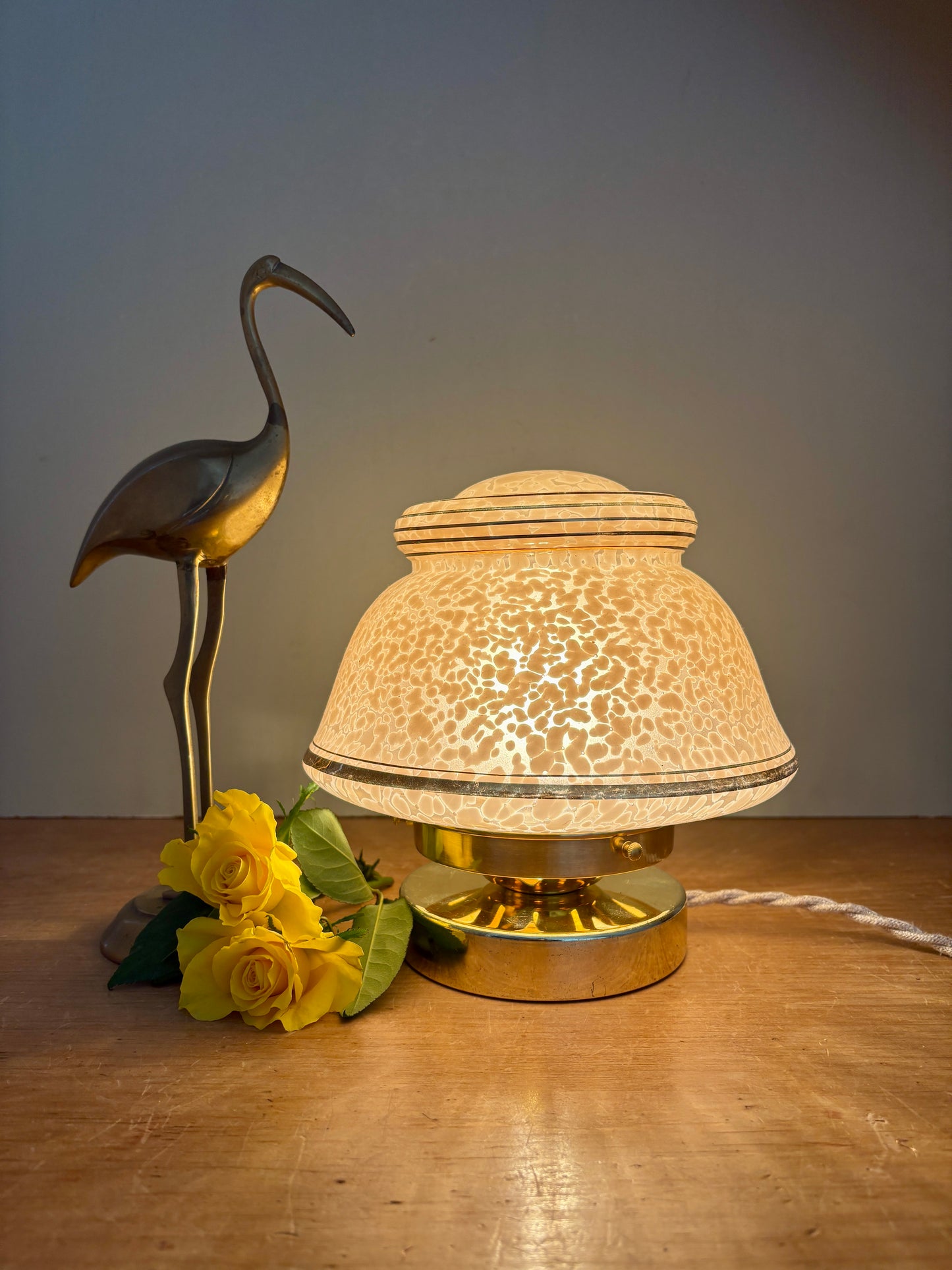 Lampe à poser globe ancien art déco en verre de Clichy rose et or