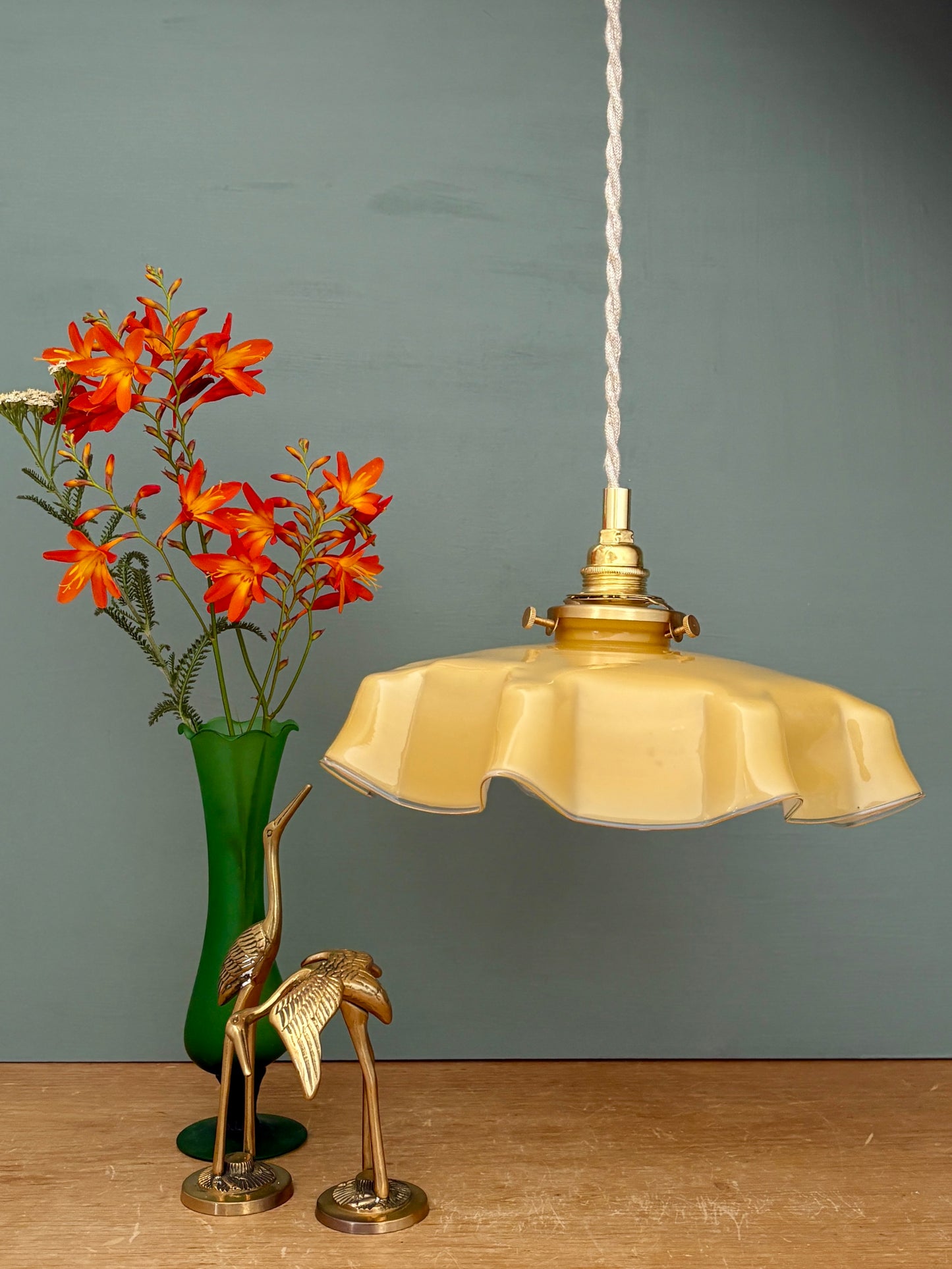 Suspension abat-jour vintage en opaline jaune