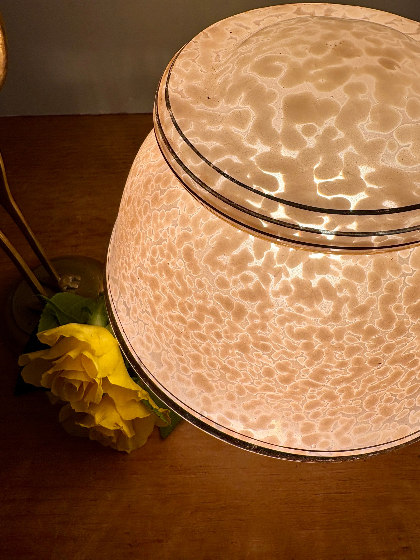 Lampe à poser globe ancien art déco en verre de Clichy rose et or