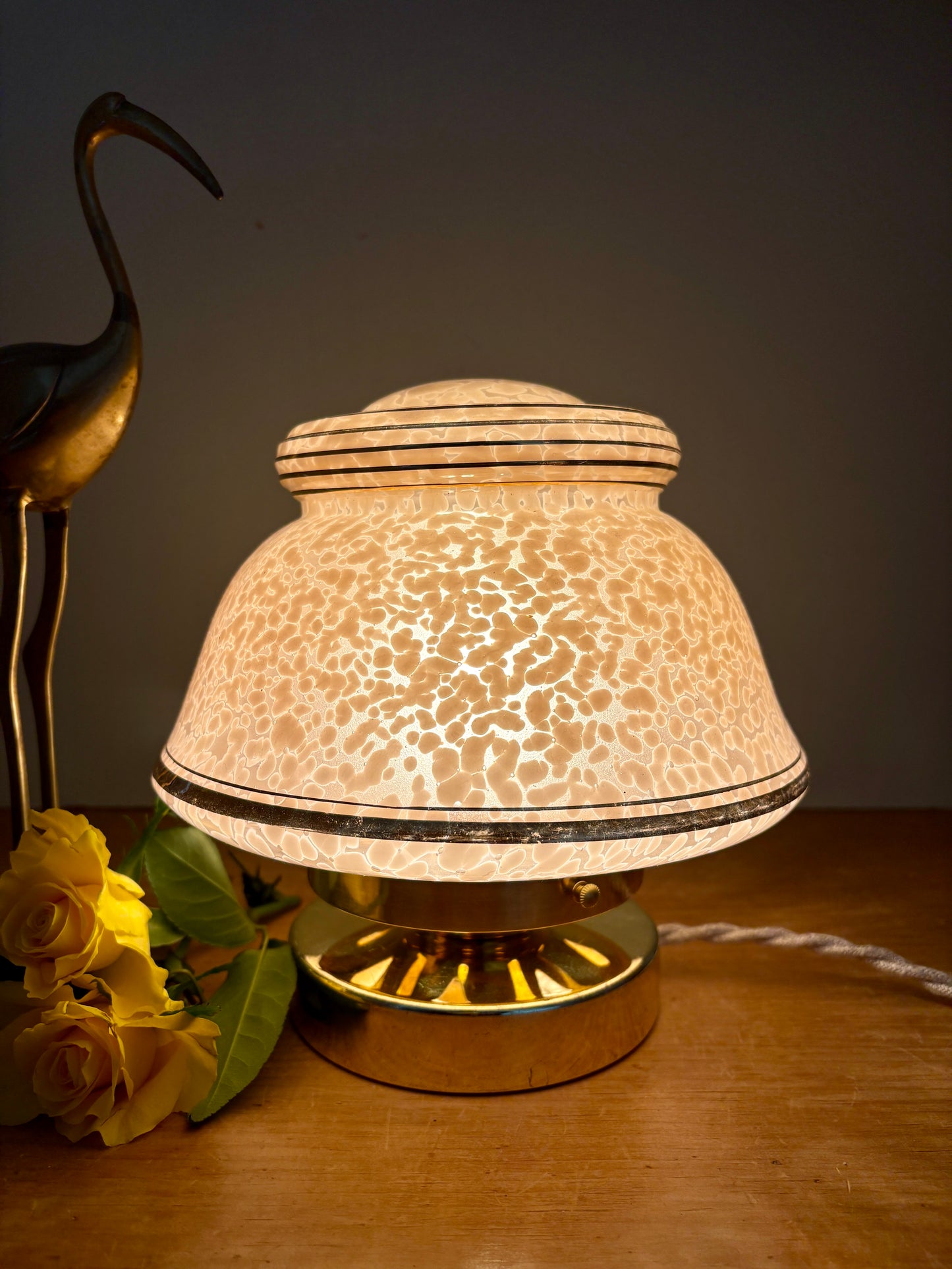 Lampe à poser globe ancien art déco en verre de Clichy rose et or