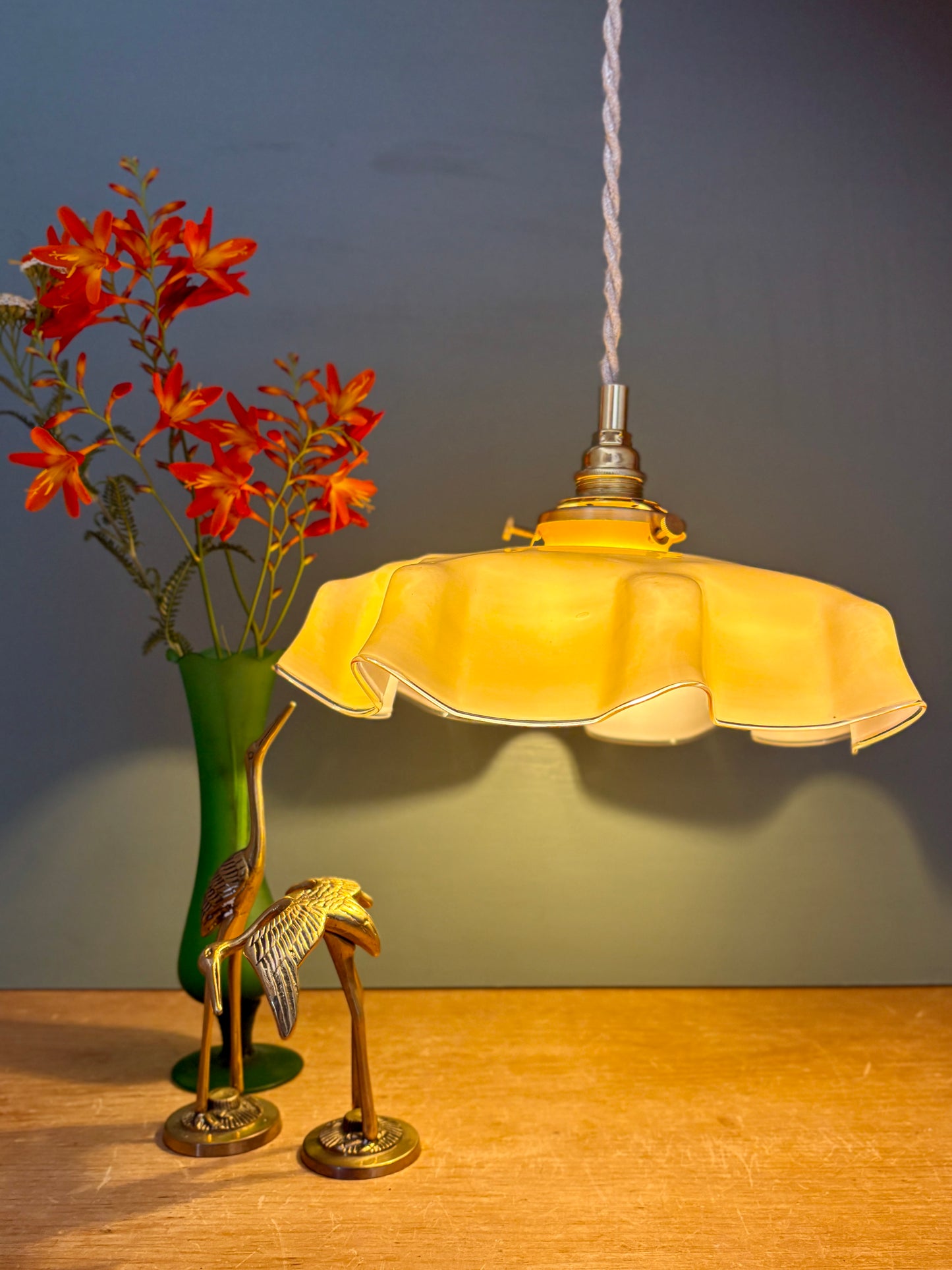 Suspension abat-jour vintage en opaline jaune