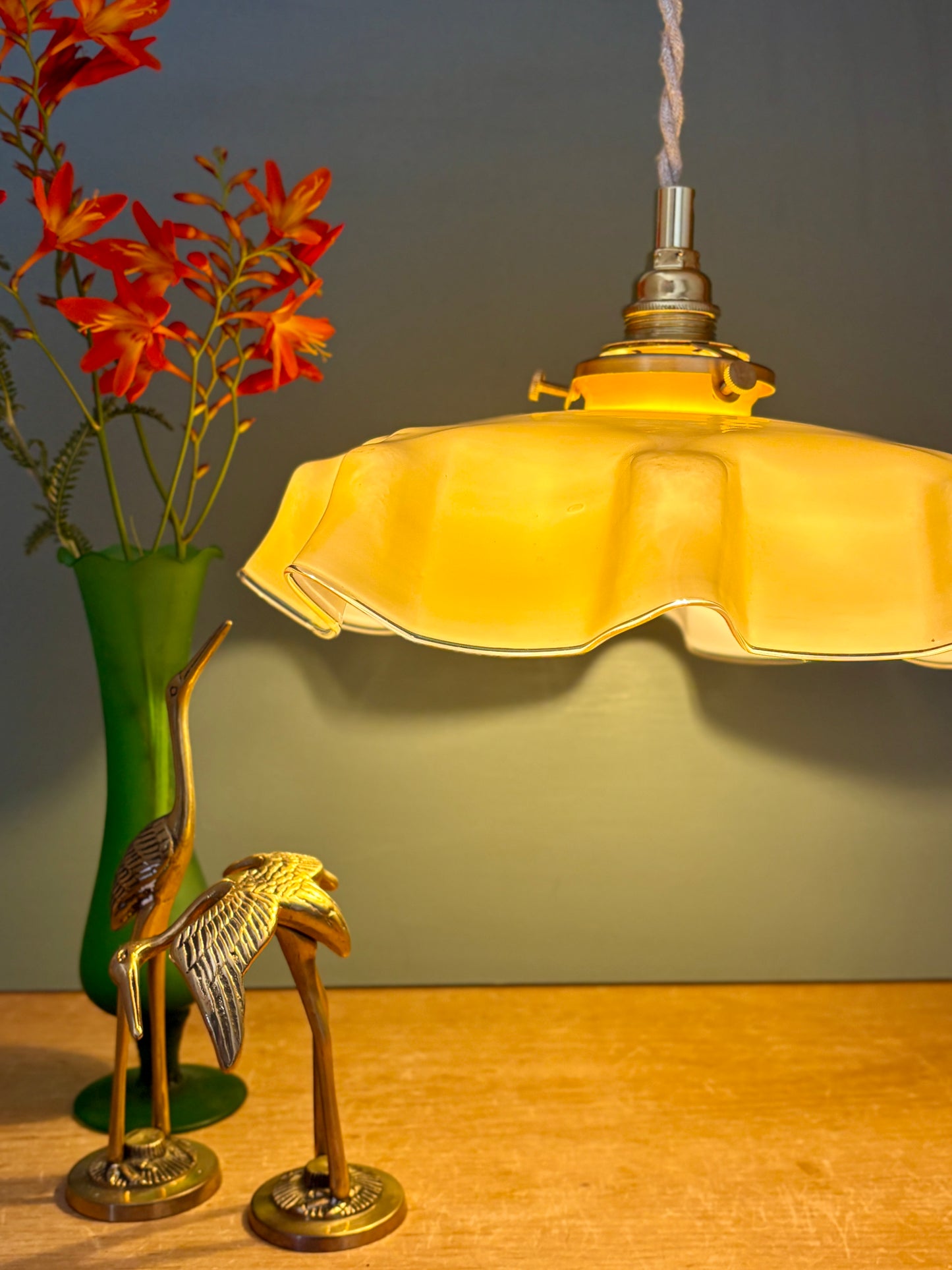 Suspension abat-jour vintage en opaline jaune