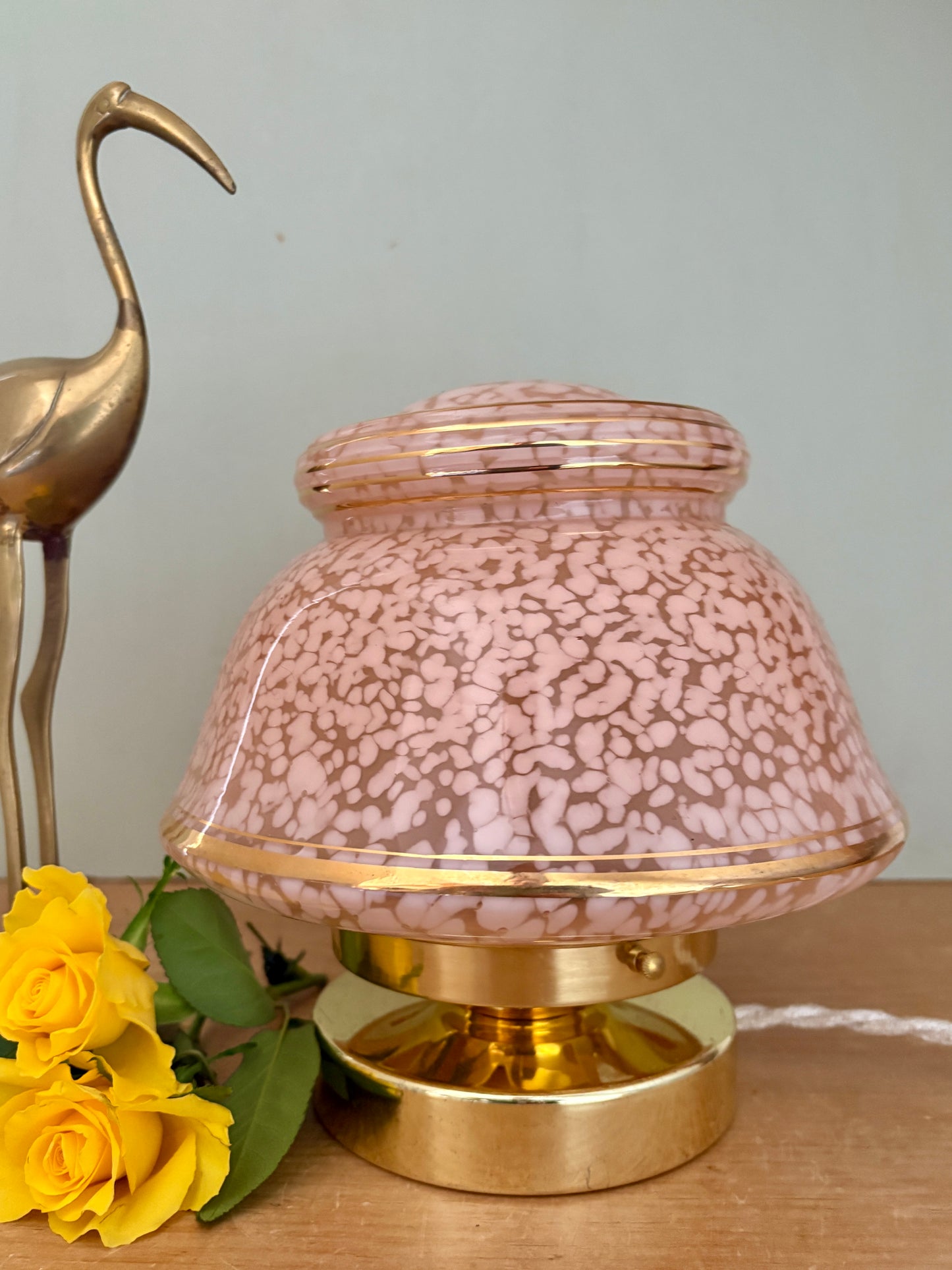 Lampe à poser globe ancien art déco en verre de Clichy rose et or