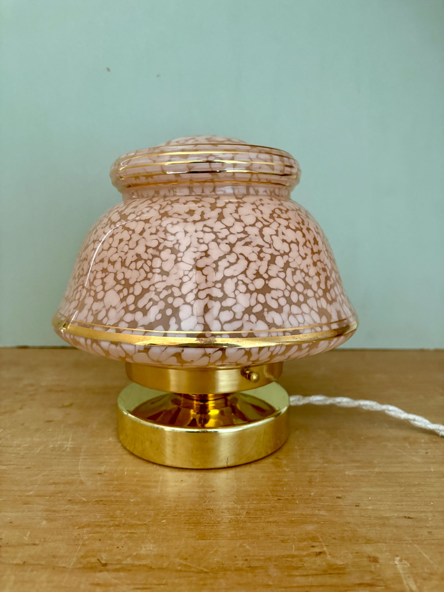 Lampe à poser globe ancien art déco en verre de Clichy rose et or