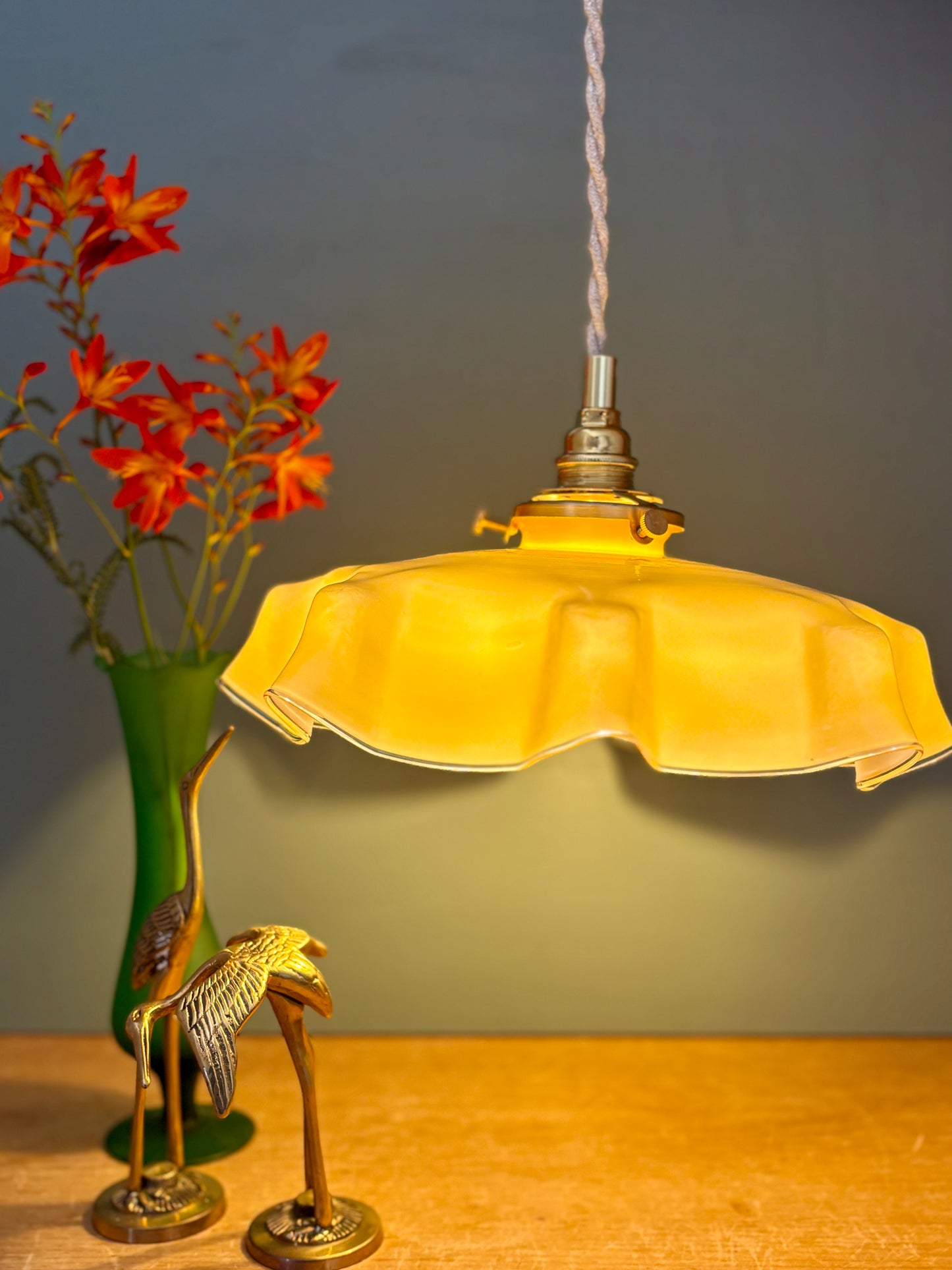 Suspension abat-jour vintage en opaline jaune