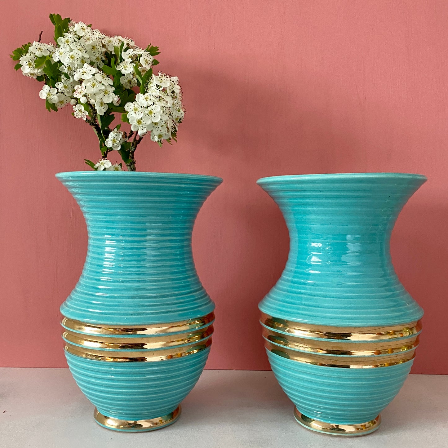 Lot de deux vases vintage art déco en céramique bleue et dorée