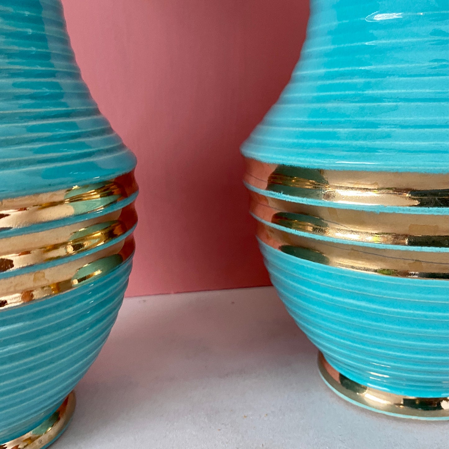 Lot de deux vases vintage art déco en céramique bleue et dorée