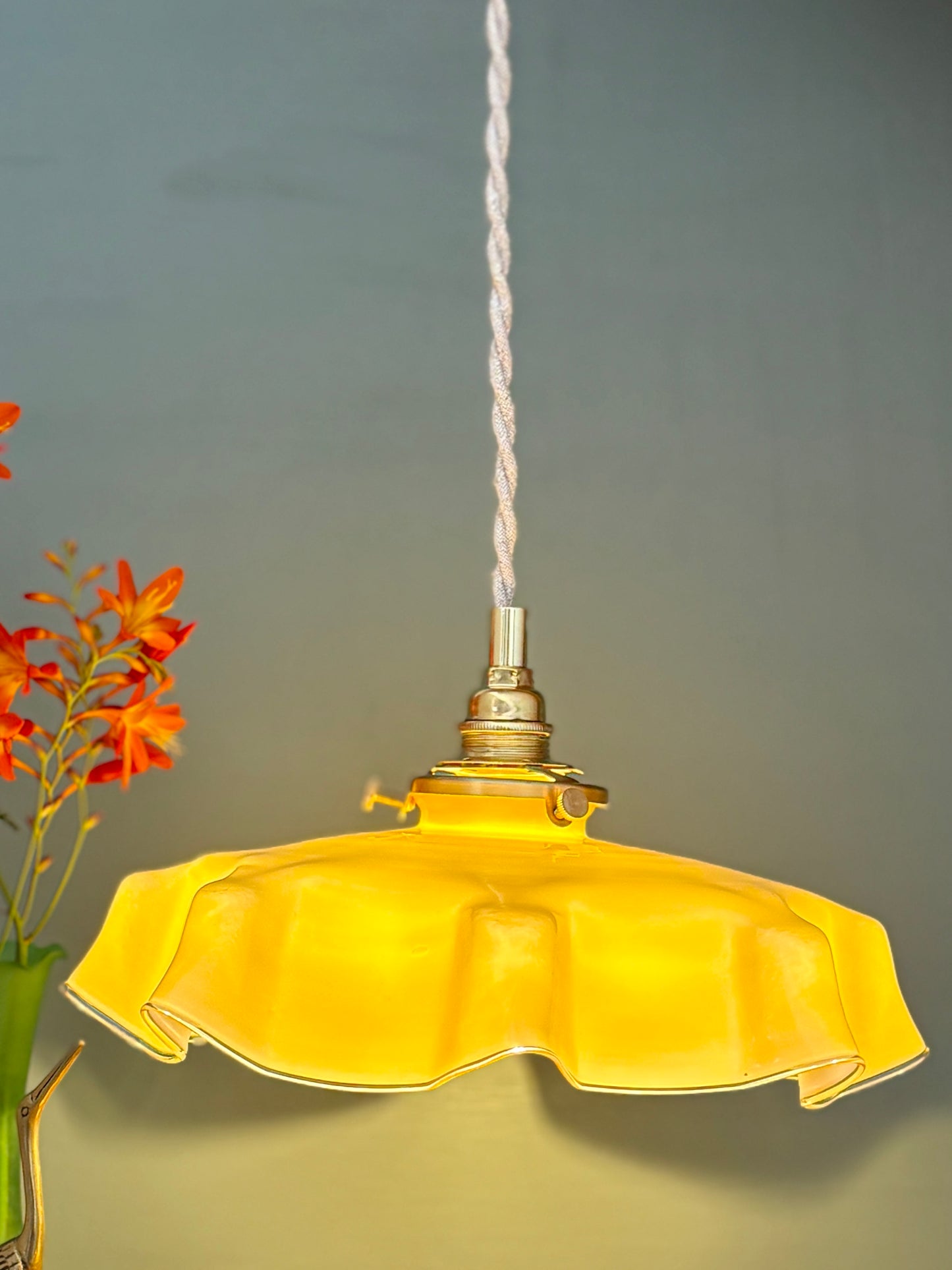 Suspension abat-jour vintage en opaline jaune