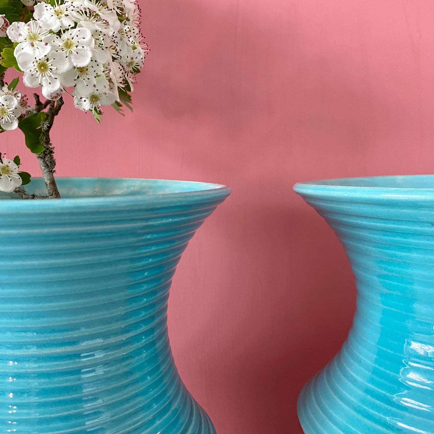 Lot de deux vases vintage art déco en céramique bleue et dorée