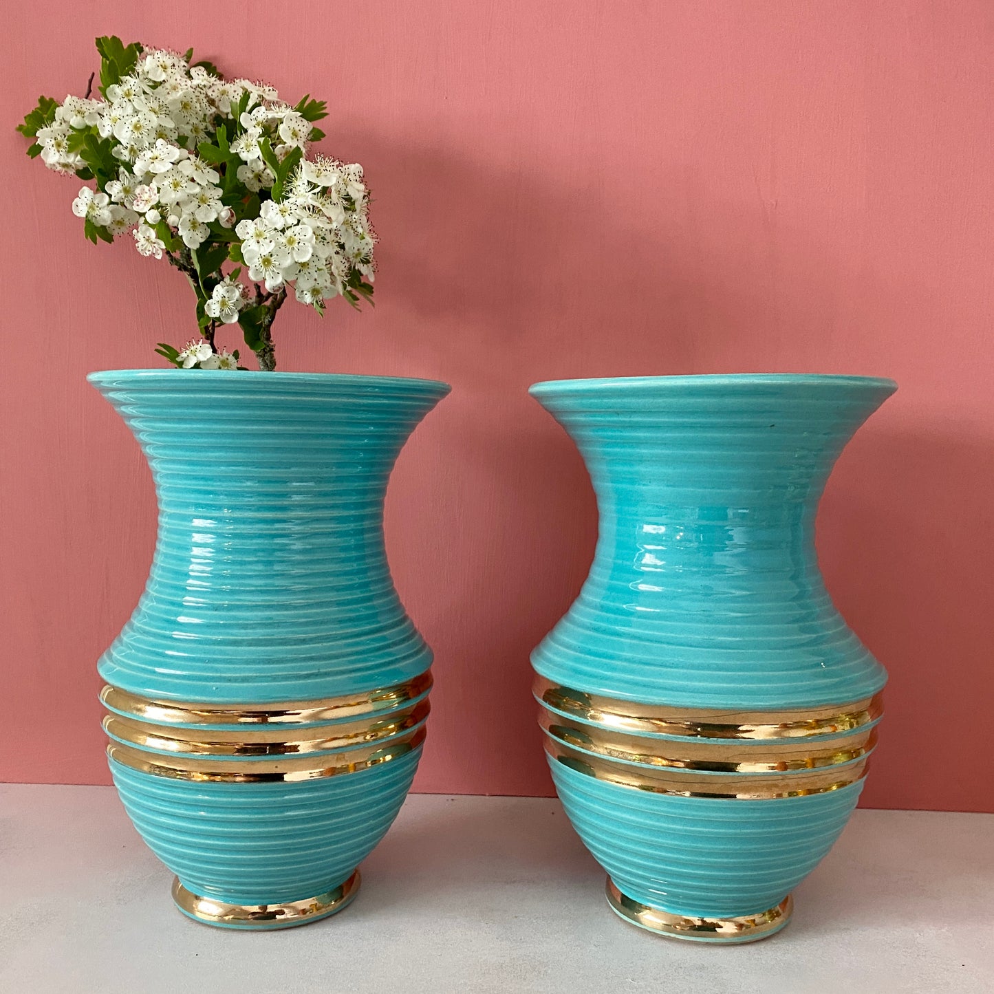 Lot de deux vases vintage art déco en céramique bleue et dorée