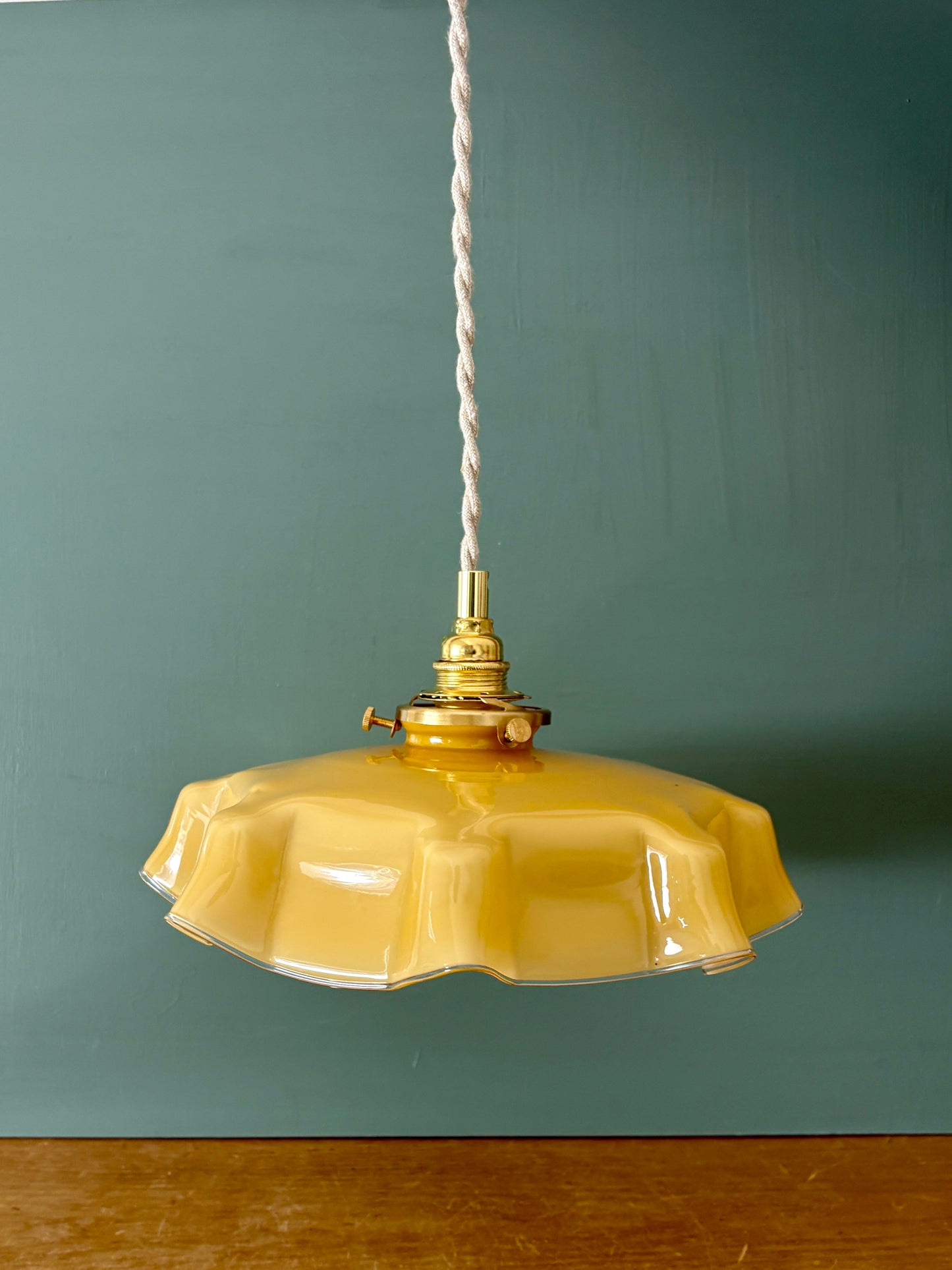 Suspension abat-jour vintage en opaline jaune